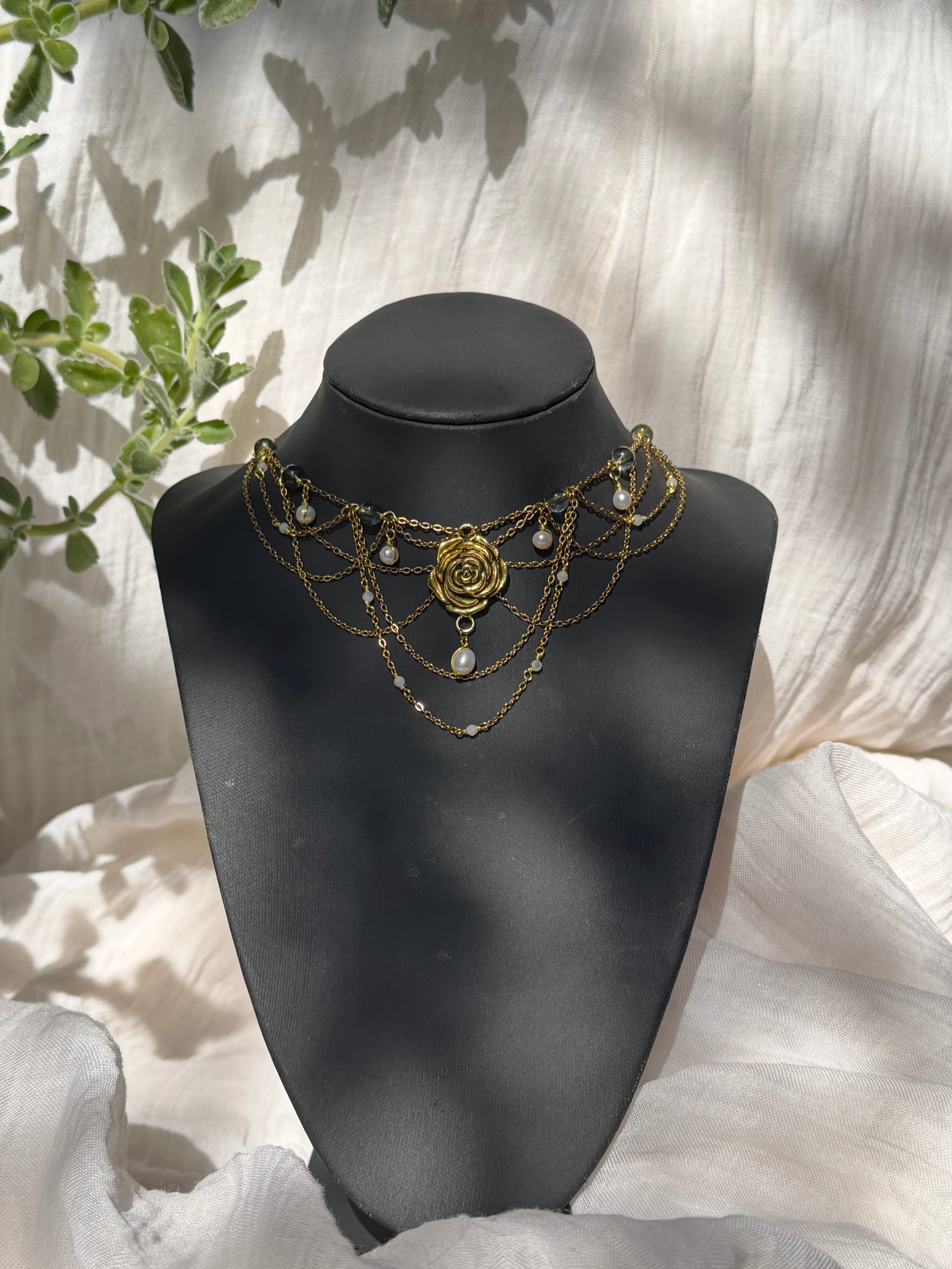 Collier Le Rosier Royal, unique doré, cristal fantôme vert, pierre de lune blanche AA, perle d'eau douce A et AA, pendentif rose