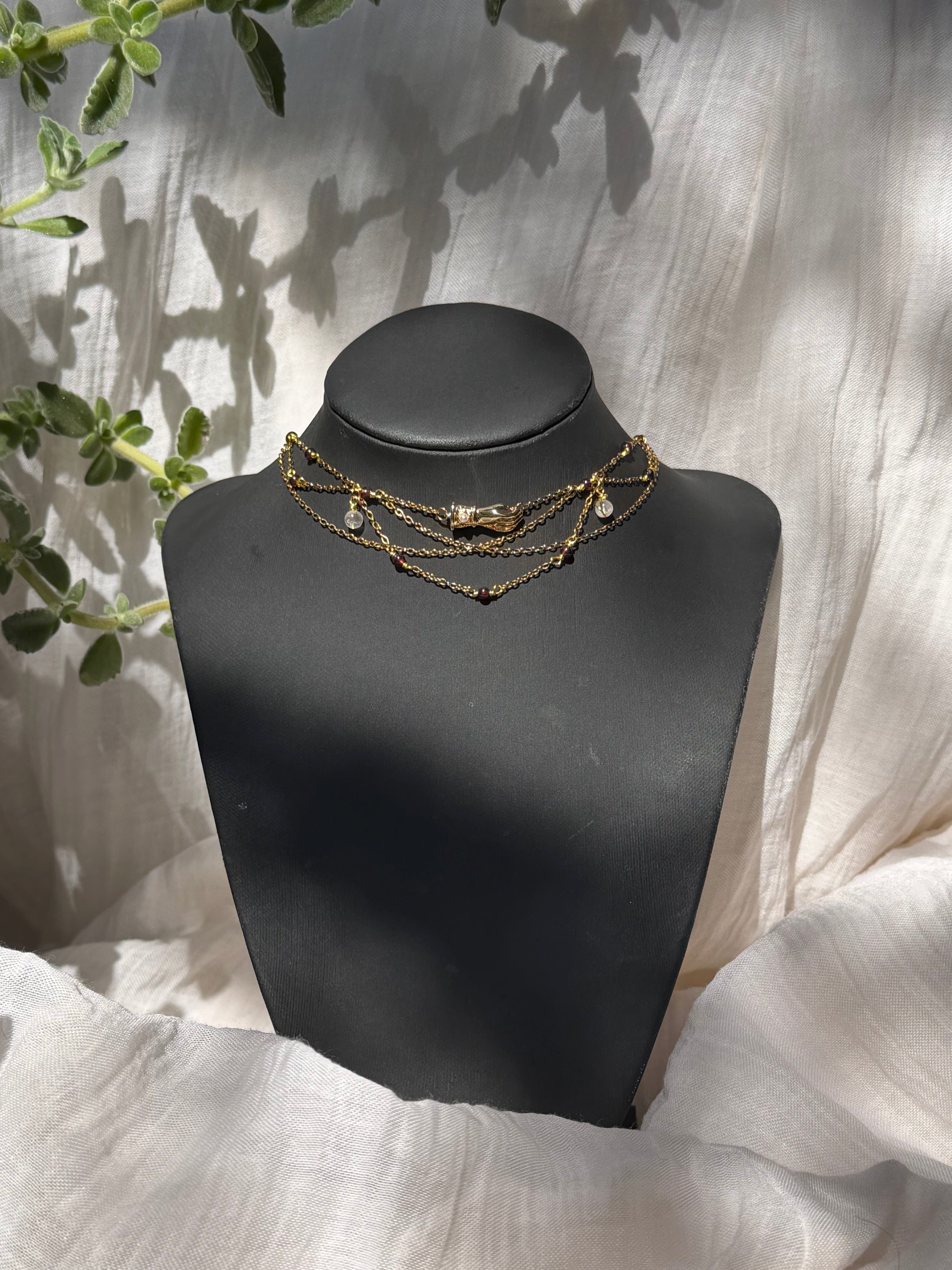 Collier La Main du Lion, unique doré, grenat 7A, cristal de roche, pendentif main 14k