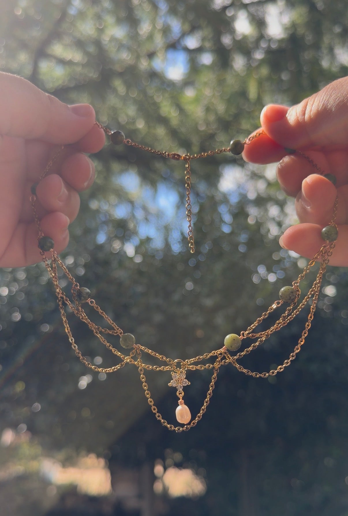 Collier Rosella, unique doré, jade canadien 3A, perle d'eau douce A, pendentif fleur laiton doré à l’or fin 18K et zircon