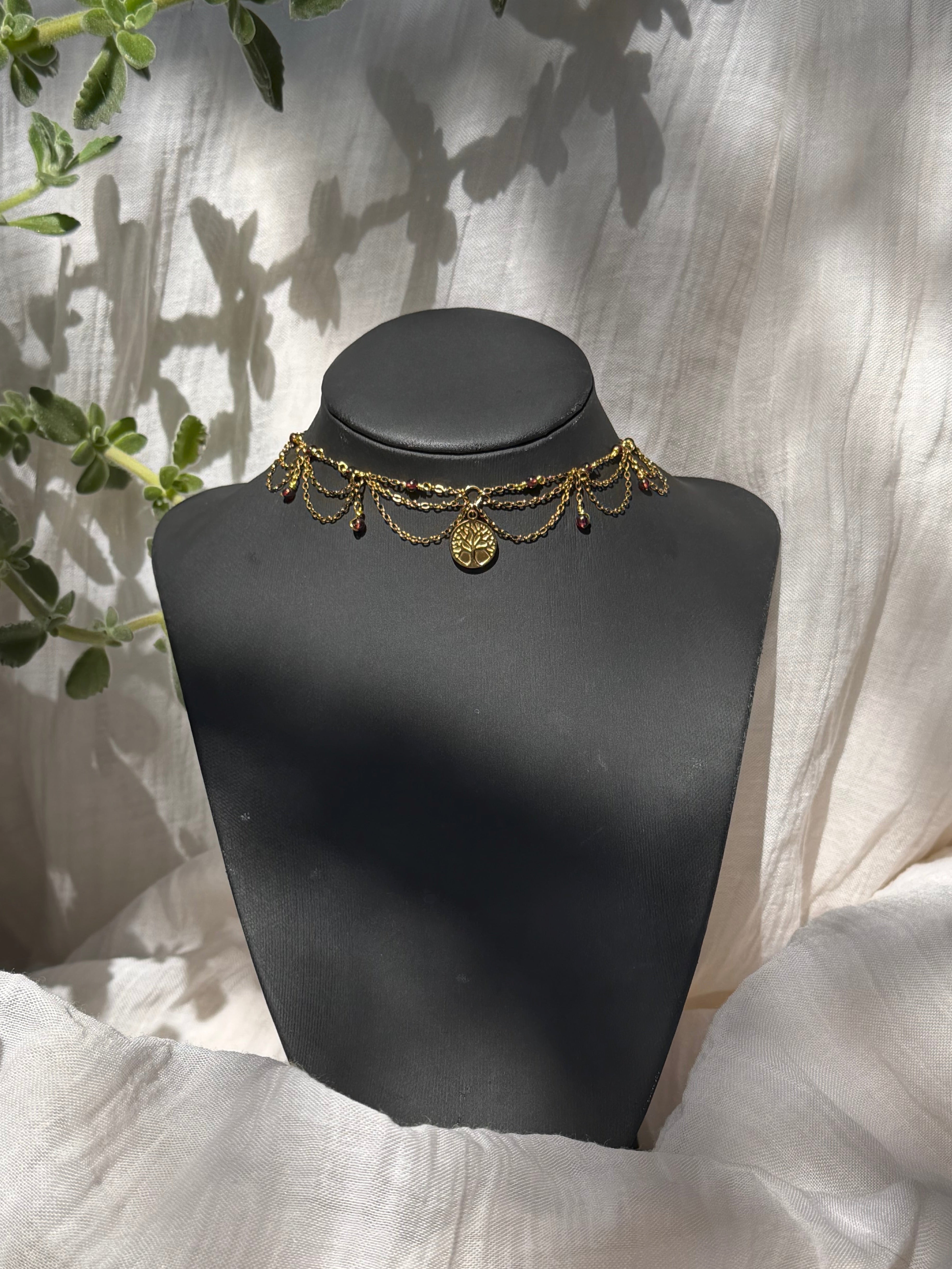 Collier Le Cœur du Barral, unique doré, perle de grenat 7A, pendentif arbre de vie
