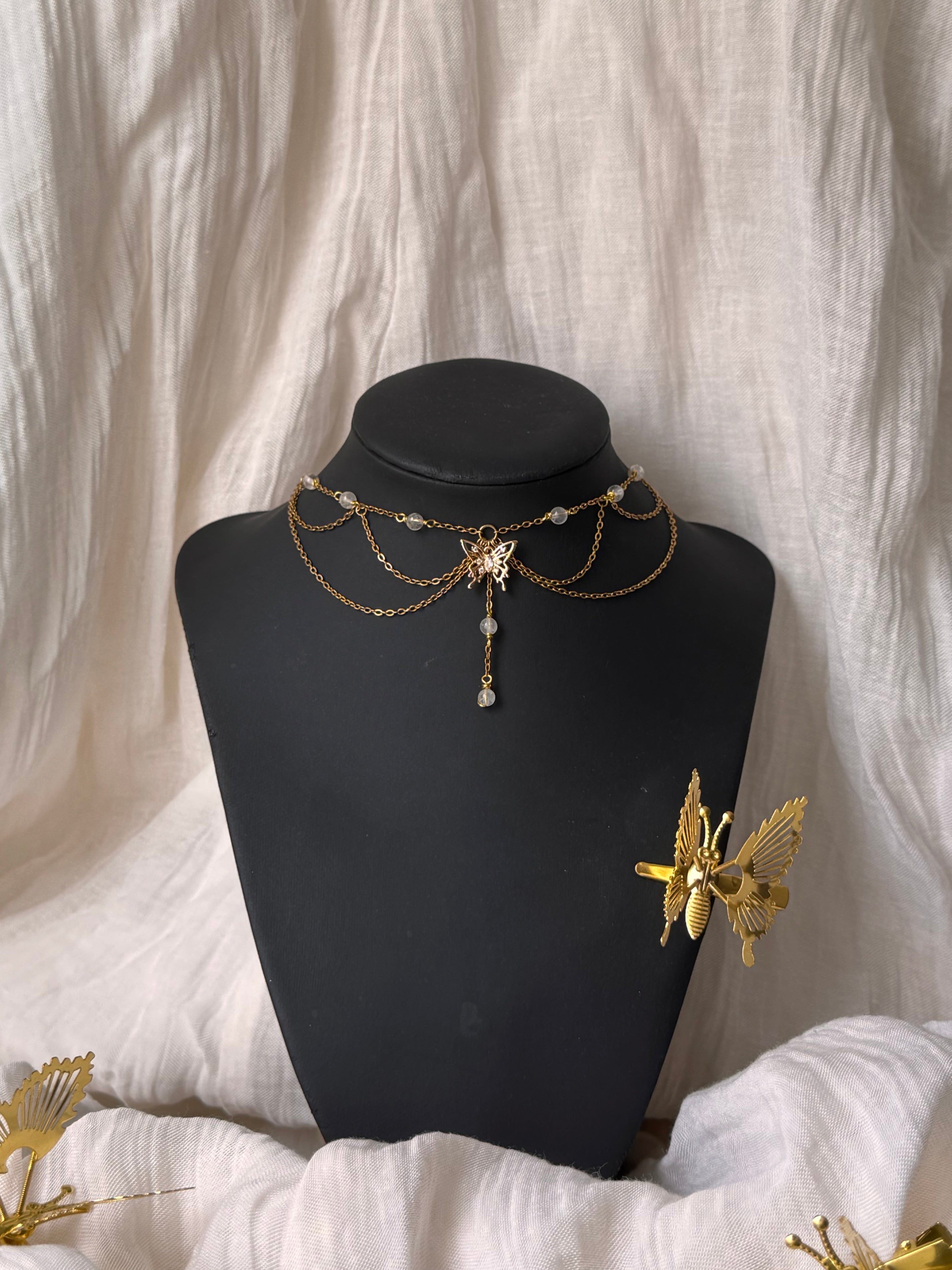 Collier Domino, cristal de roche 3A, pendentif papillon 24K, doré