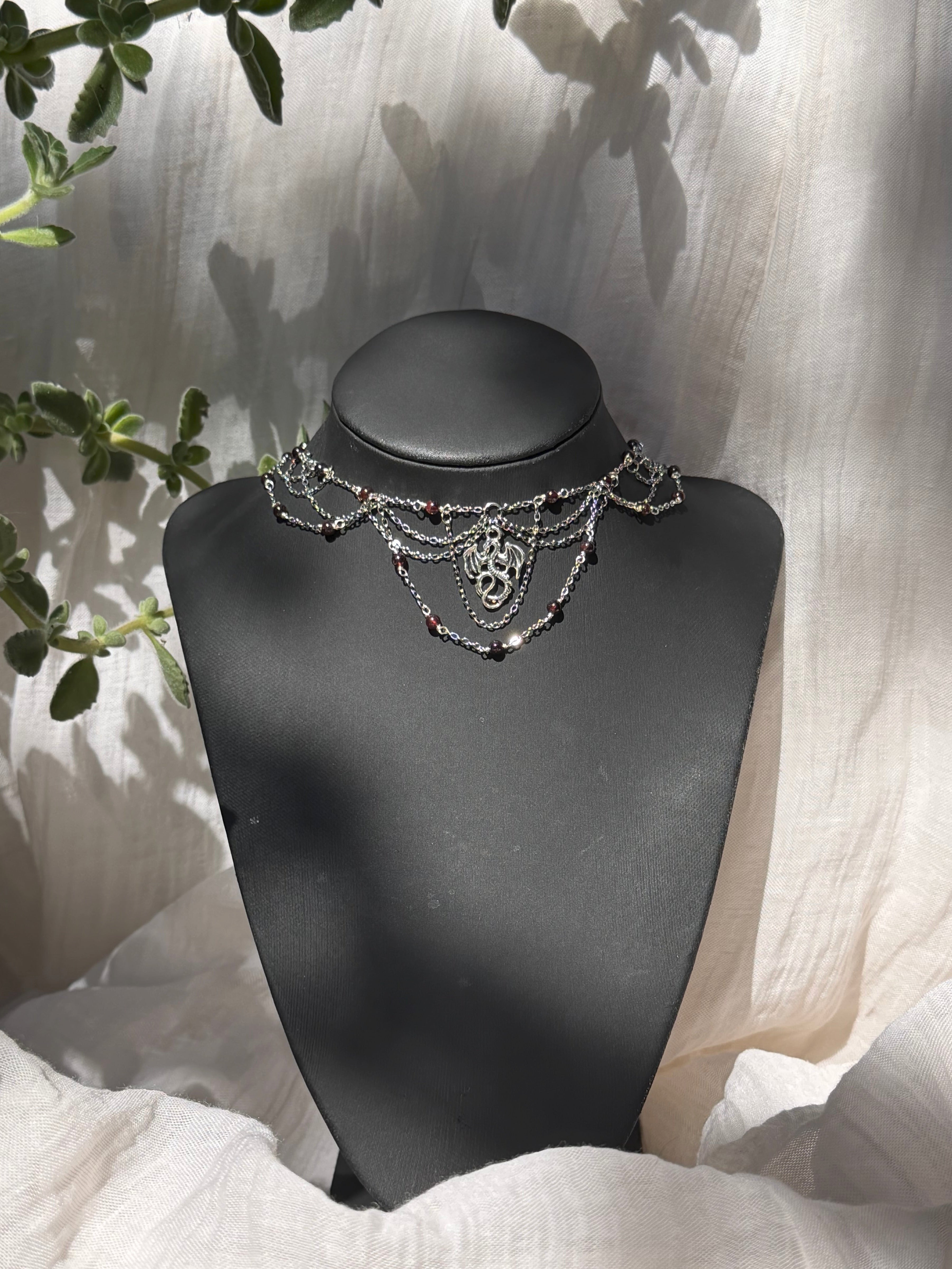Collier La Mère des Dragons, unique argenté, grenat A, pendentif dragon