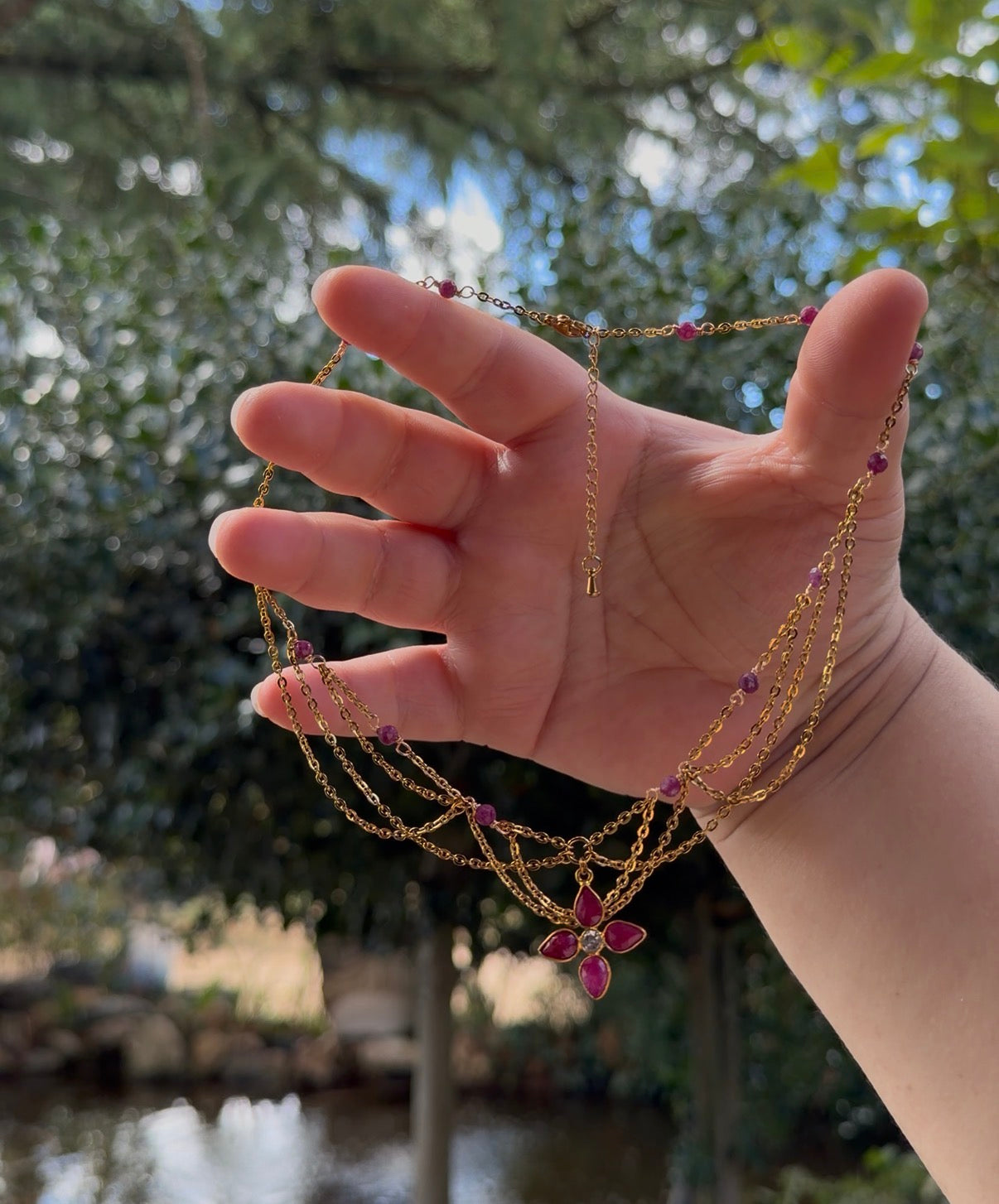 Collier rubis, unique doré, rubis, pendentif imitation rubis et zircon