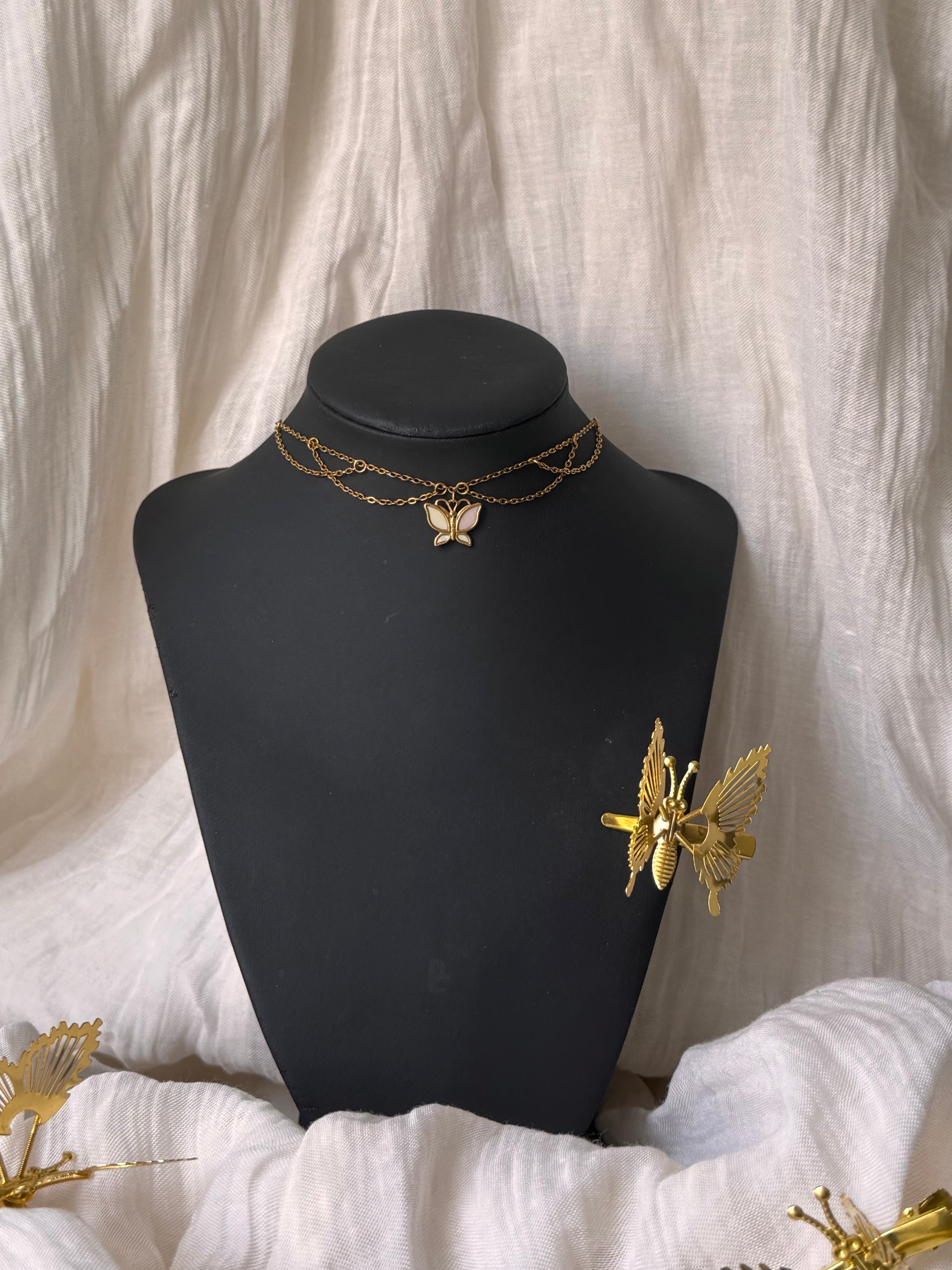 Collier Elvya, pendentif papillon nacre, doré