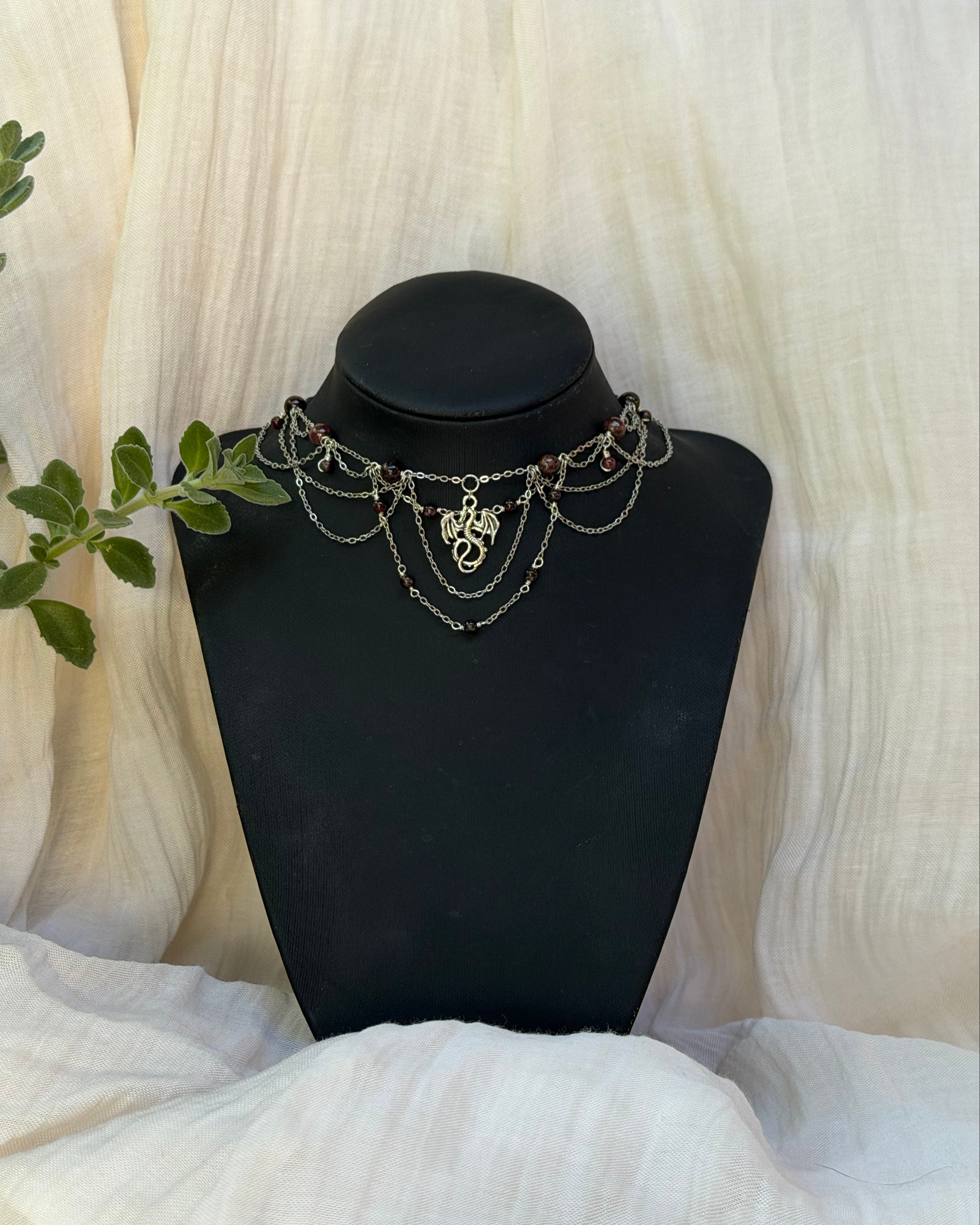 Collier L’Héritière du Feu, grenat foncé, grenat 1A, pendentif dragon