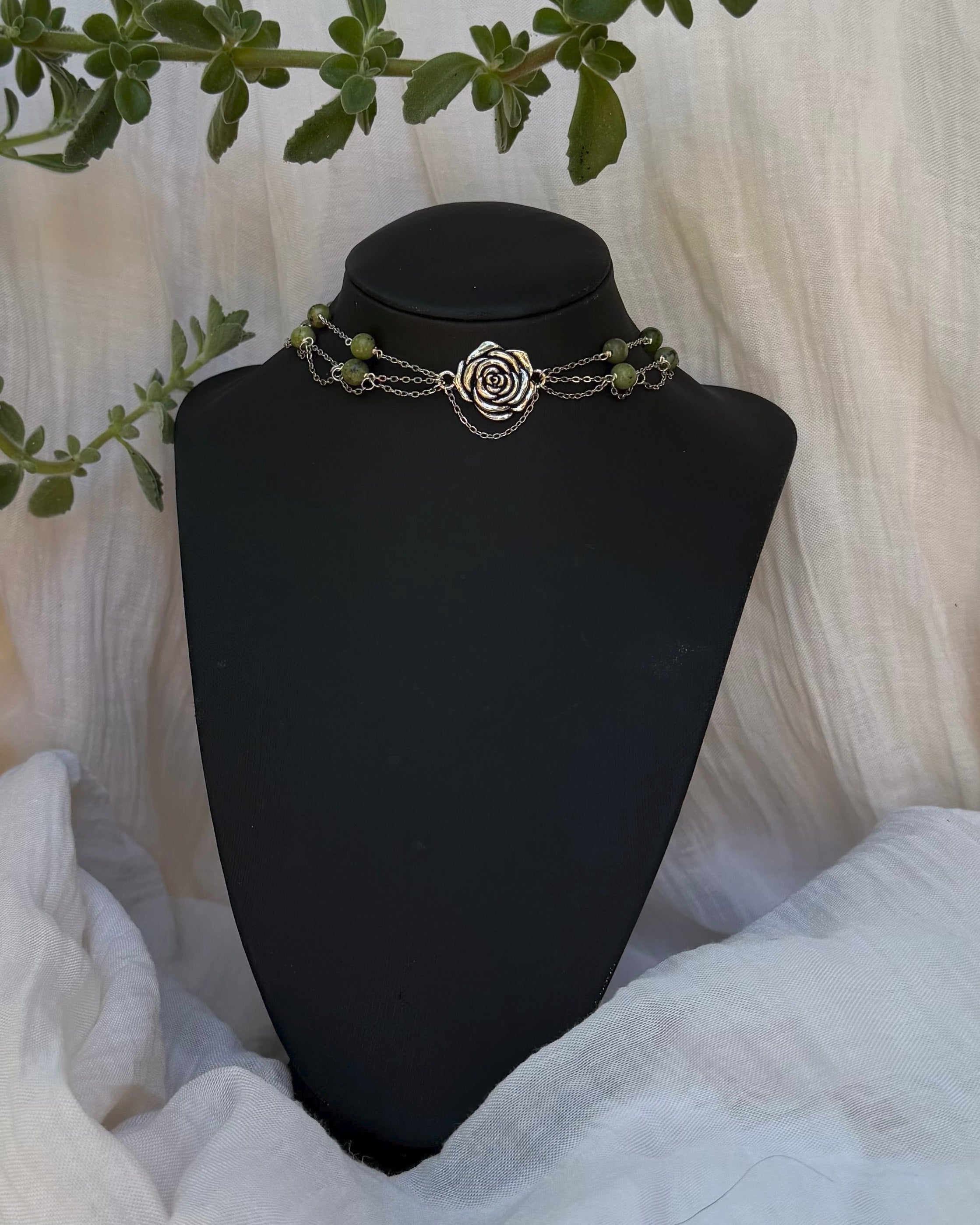 Collier Le Jardin des Roses, version argenté, jade canadien 3A, pendentif rose
