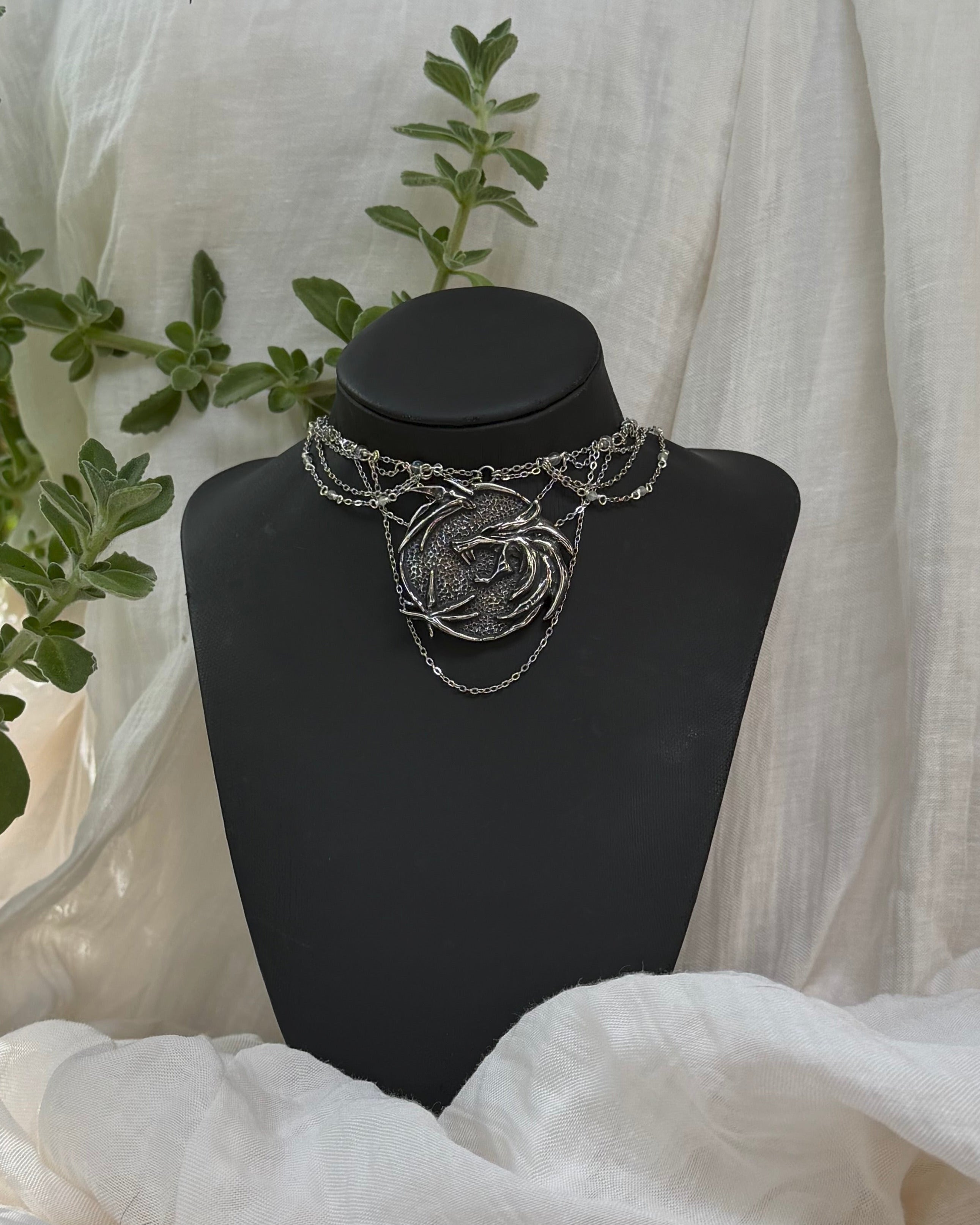 Collier La Reine du Nord, unique argenté, perle de lune, pendentif loup