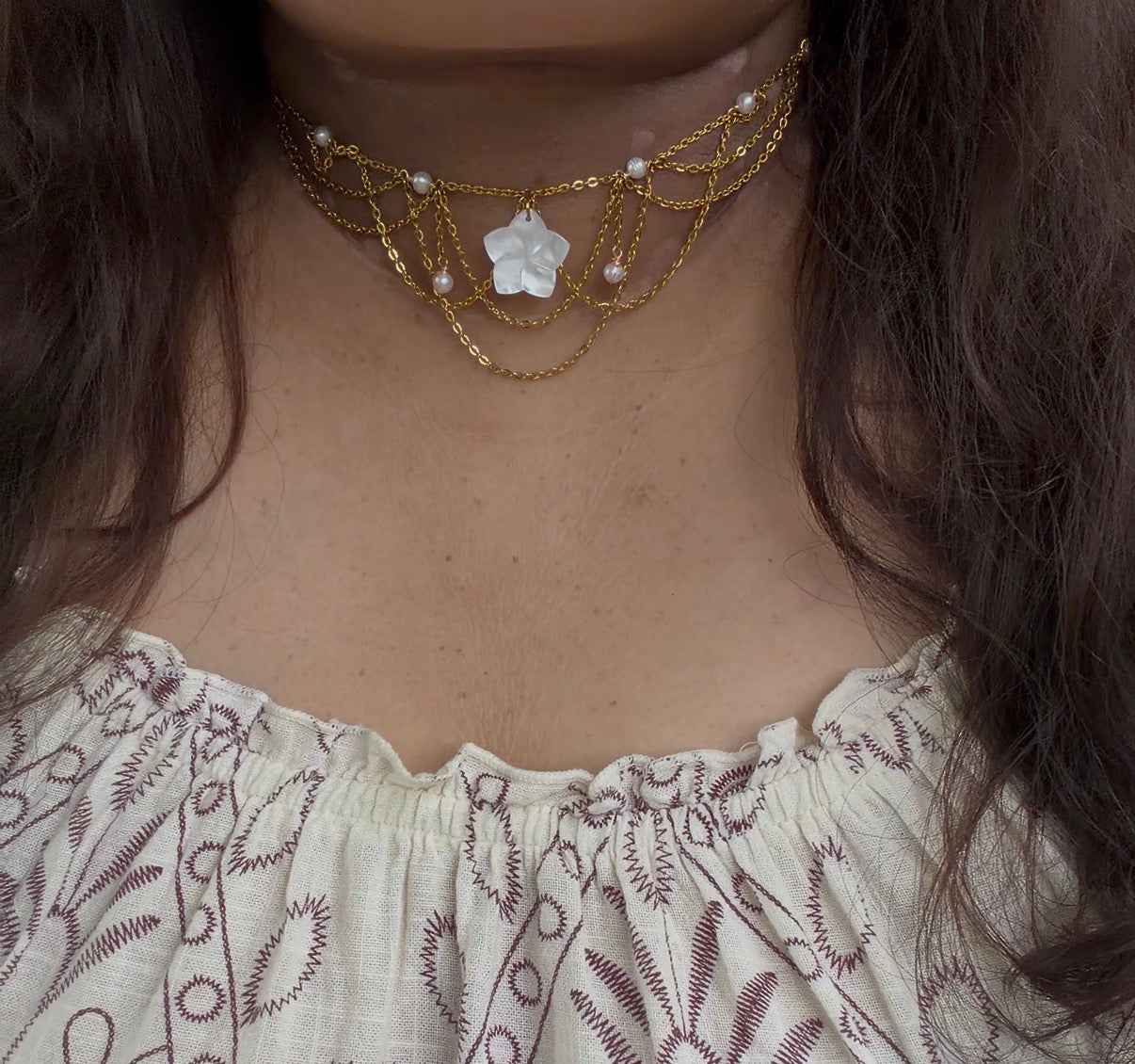Collier Tahiti, unique doré, perle d’eau douce, pendentif fleur de tiaré en nacre naturelle