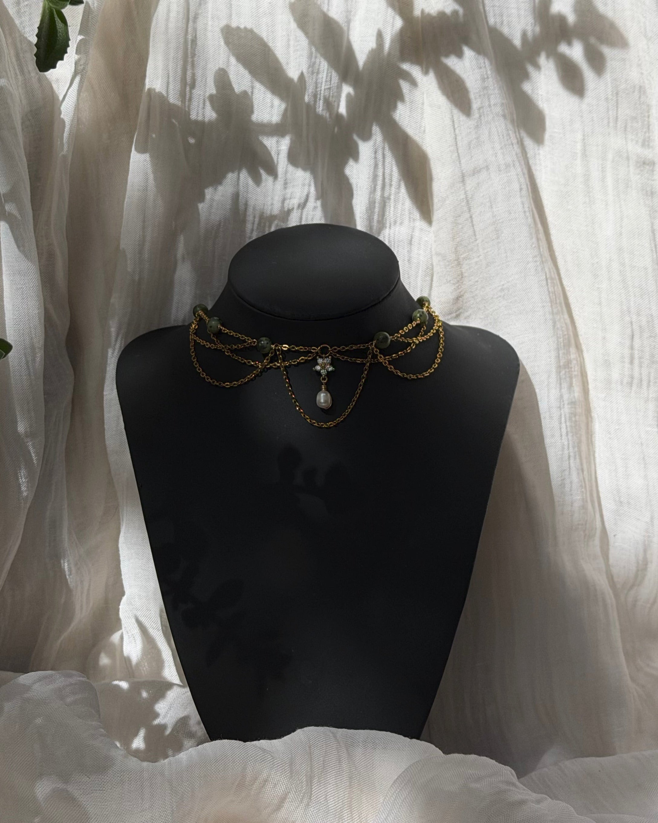 Collier Rosella, unique doré, jade canadien 3A, perle d'eau douce A, pendentif fleur laiton doré à l’or fin 18K et zircon
