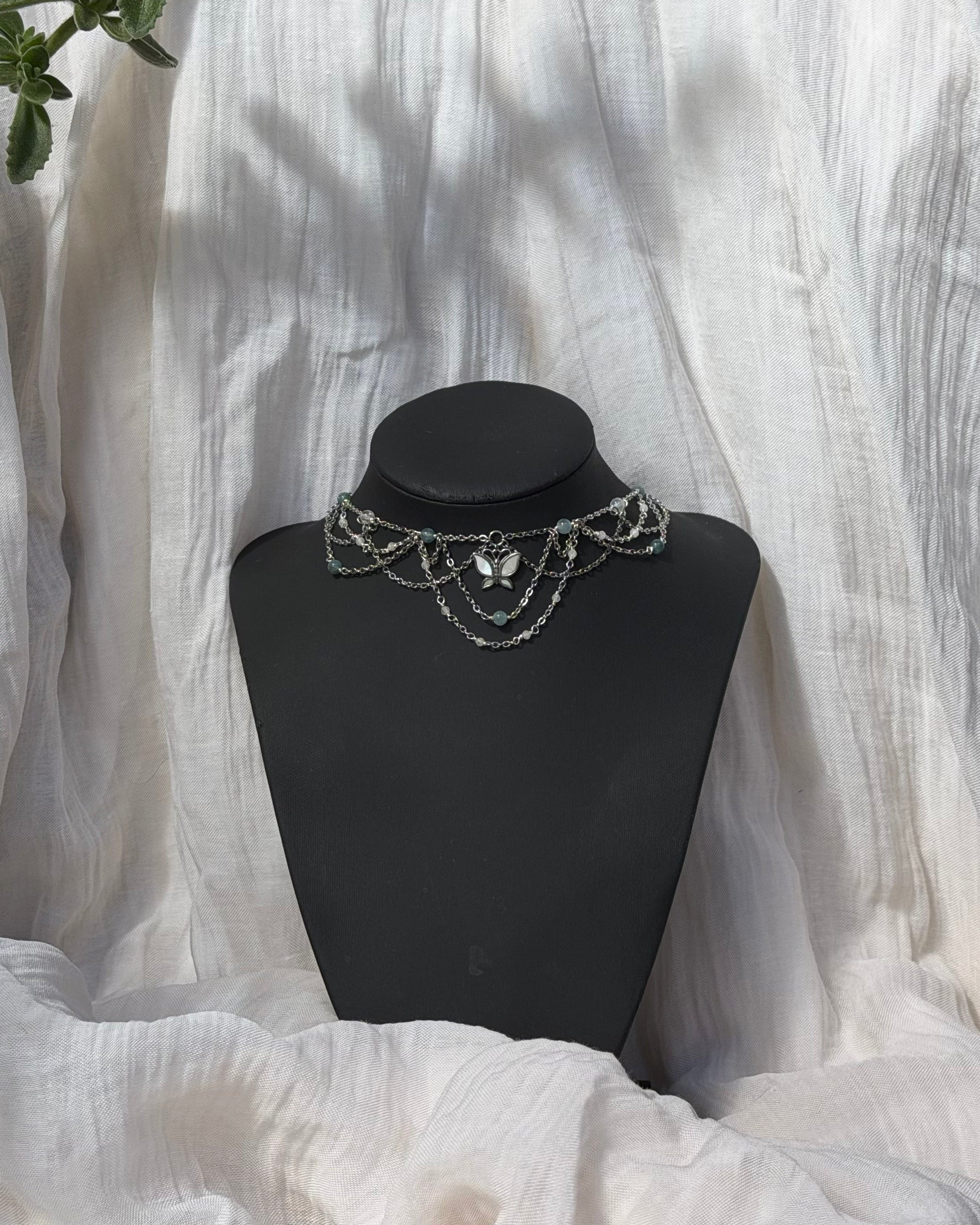 Collier Emily, unique argenté, cristal de roche 3A, aigue-marine, perle de lune blanche AA, pendentif papillon nacre