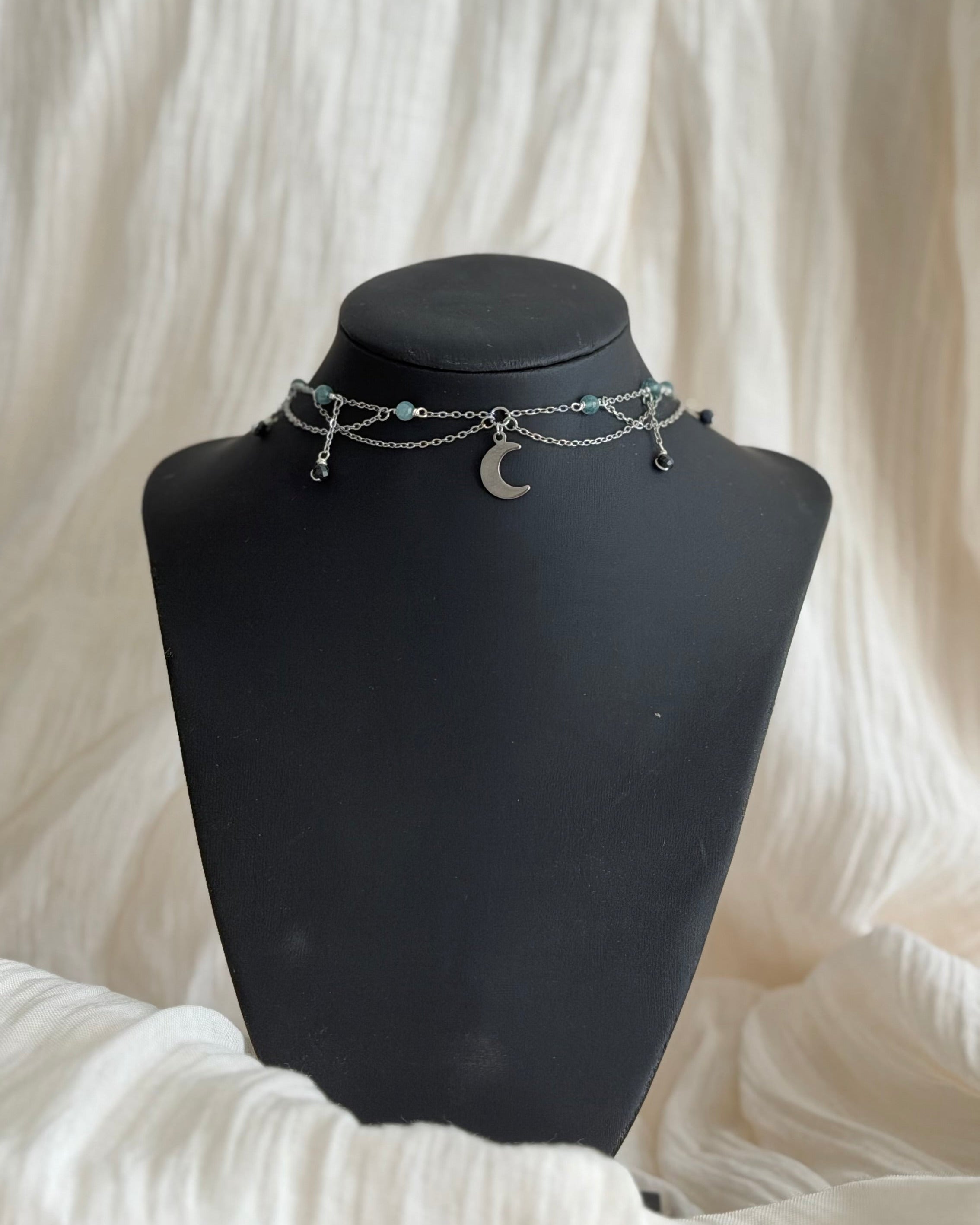 Collier Luna, aigue marine, saphir, pendentif lune