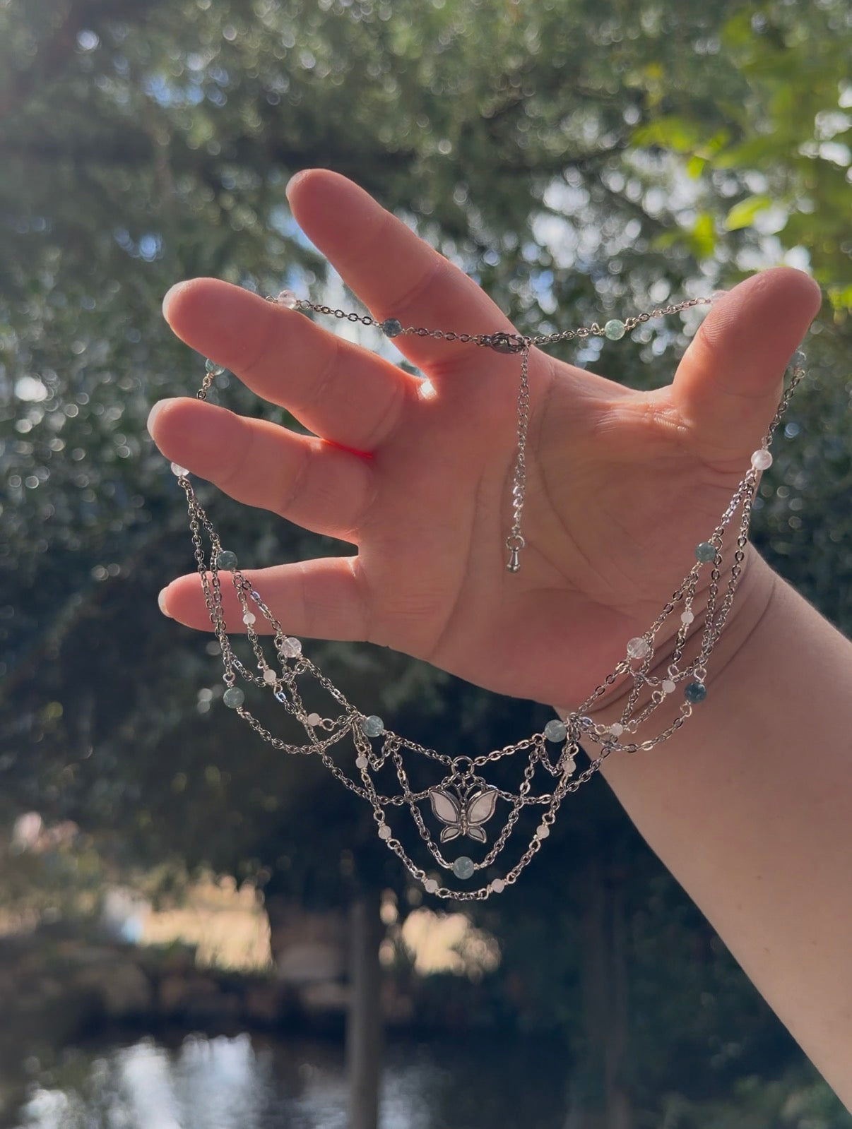 Collier Emily, unique argenté, cristal de roche 3A, aigue-marine, perle de lune blanche AA, pendentif papillon nacre