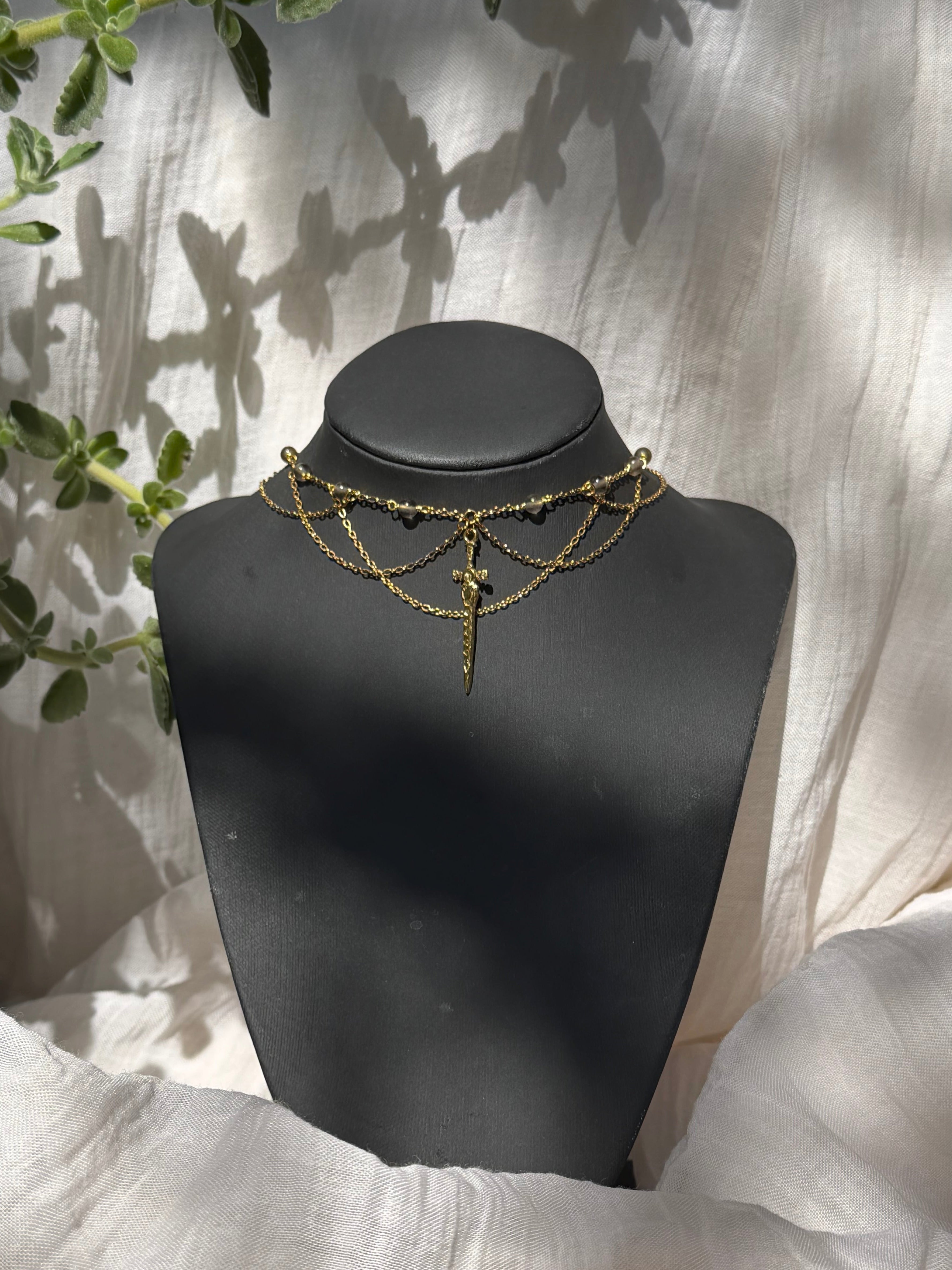 Collier La Lame et l’Honneur, version doré, obsidienne de glace, pendentif épée
