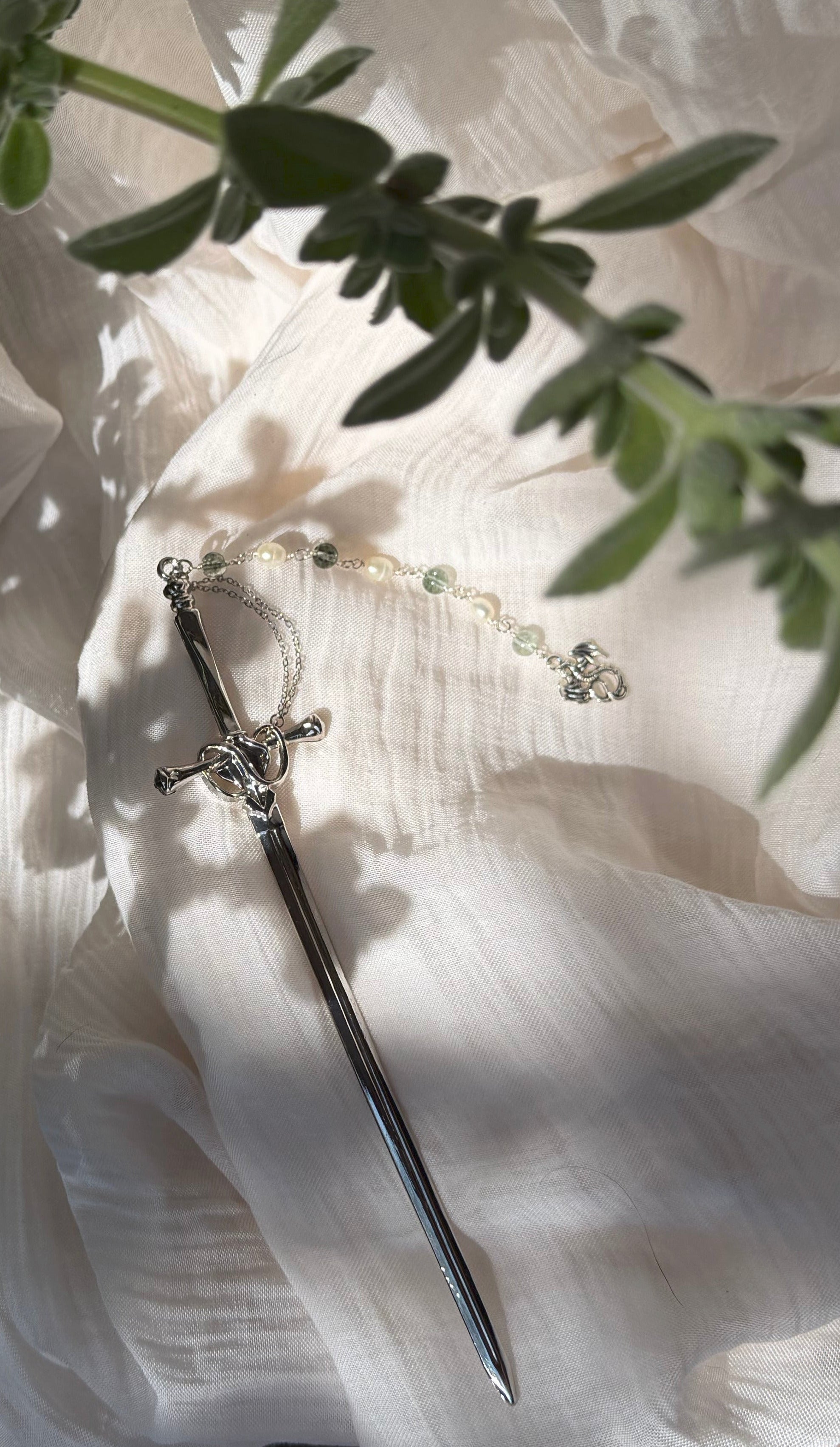 Pic à cheveux L'Épée de Valyria, unique argenté, cristal fantôme vert, perle d'eau douce AA, pendentif dragon
