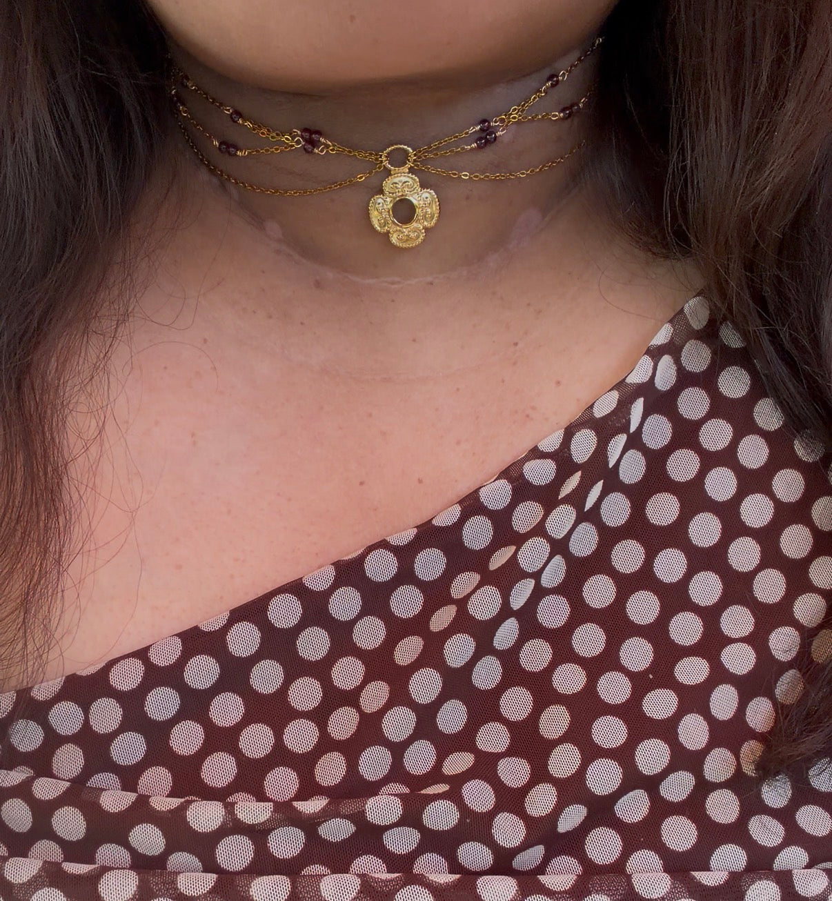 Collier La Reine Lionne, grenat 7A, pendentif trèfle ajouré