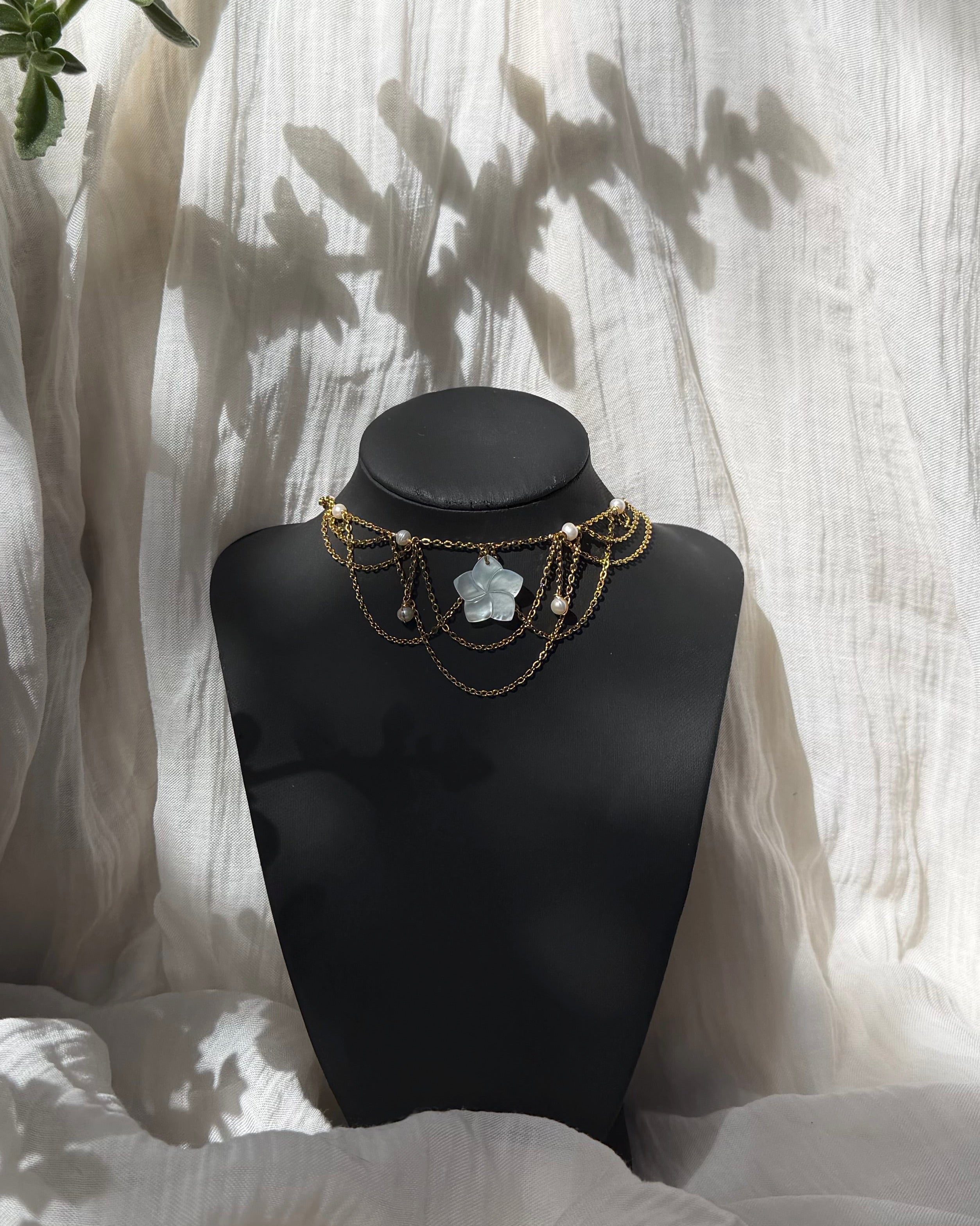 Collier Tahiti, unique doré, perle d’eau douce, pendentif fleur de tiaré en nacre naturelle