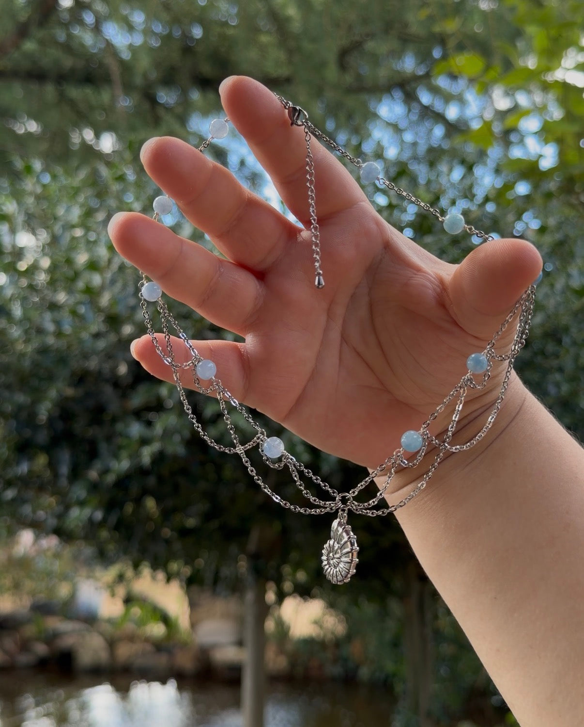 Collier Mélodie, unique argenté, calcédoine, pendentif coquillage
