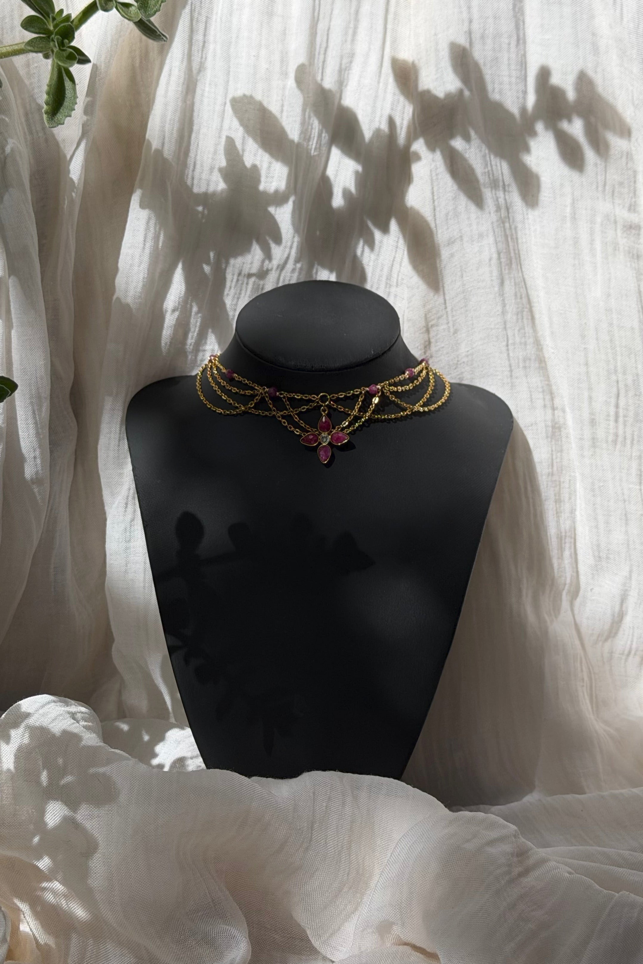 Collier rubis, unique doré, rubis, pendentif imitation rubis et zircon
