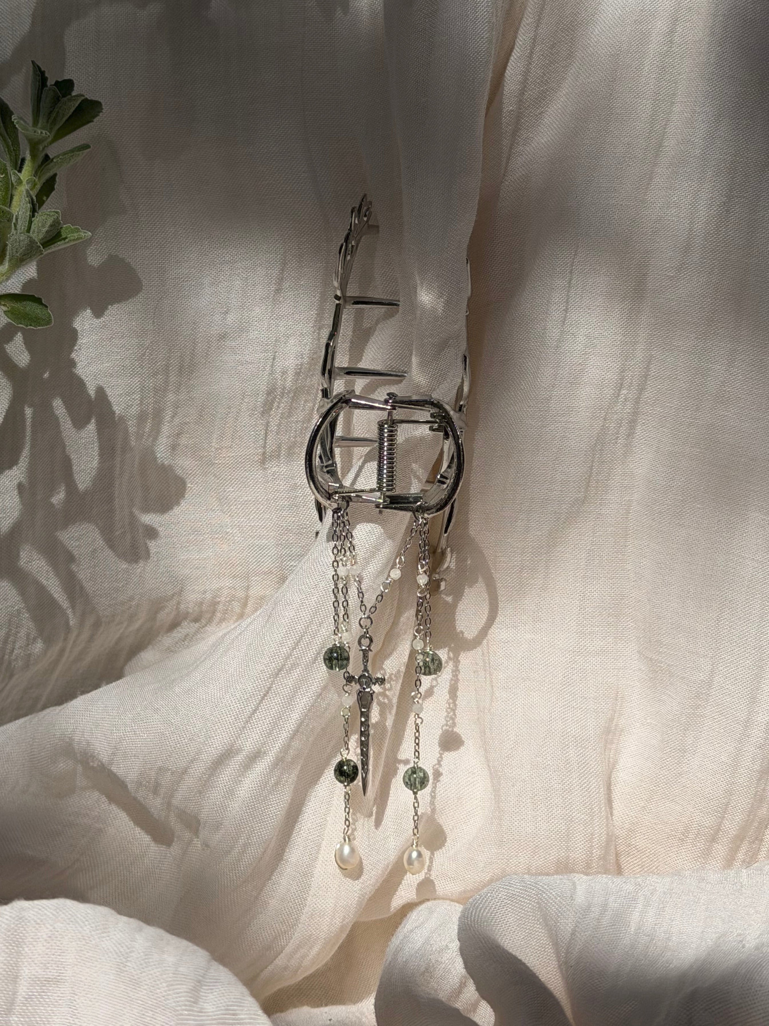 Pince à cheveux Lame d'Émeraude, version argenté, perle de lune AA, cristal fantôme vert, perle d'eau douce AA, pendentif épée