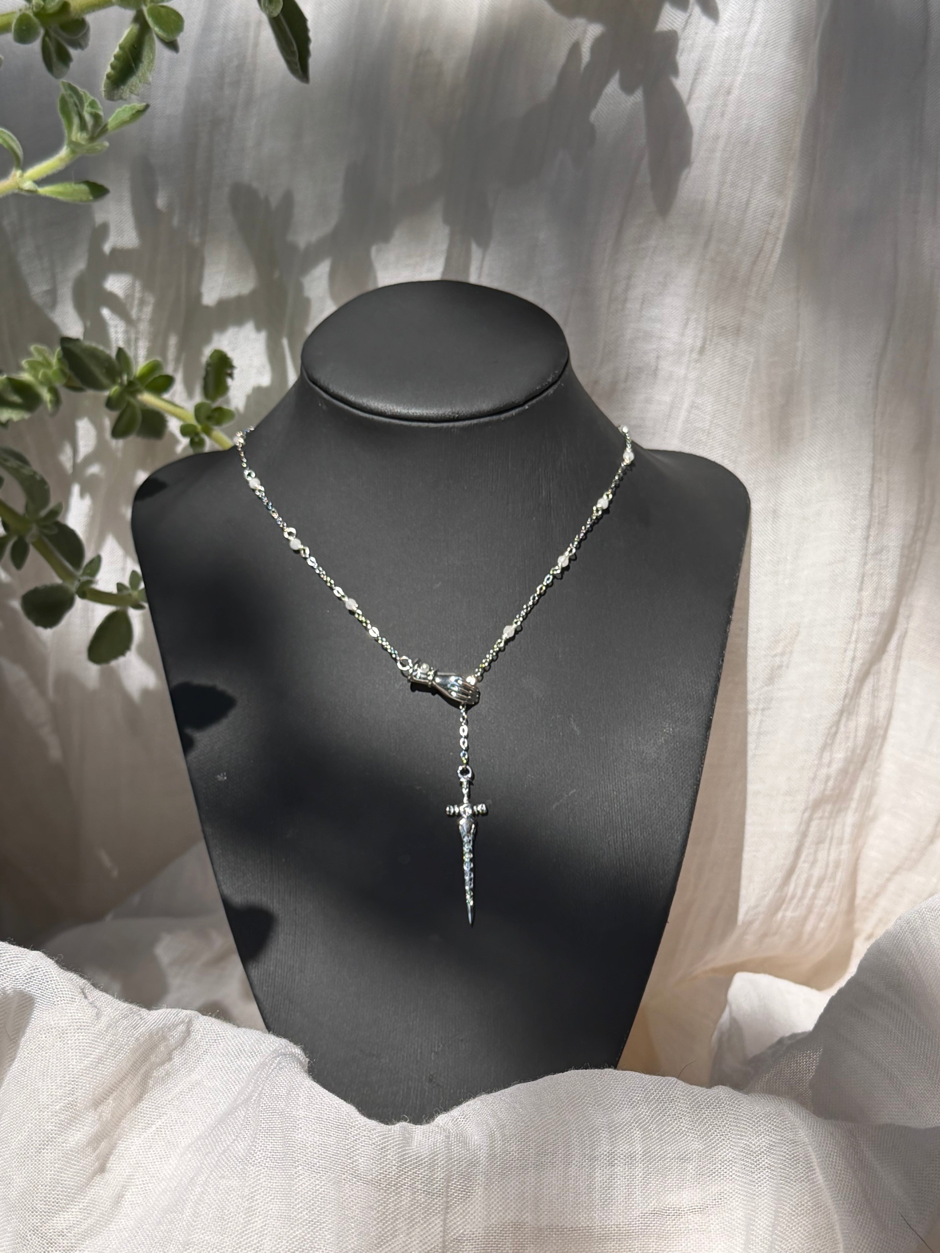 Collier Jaime version argenté, perle de lune AA, pendentif main et épée