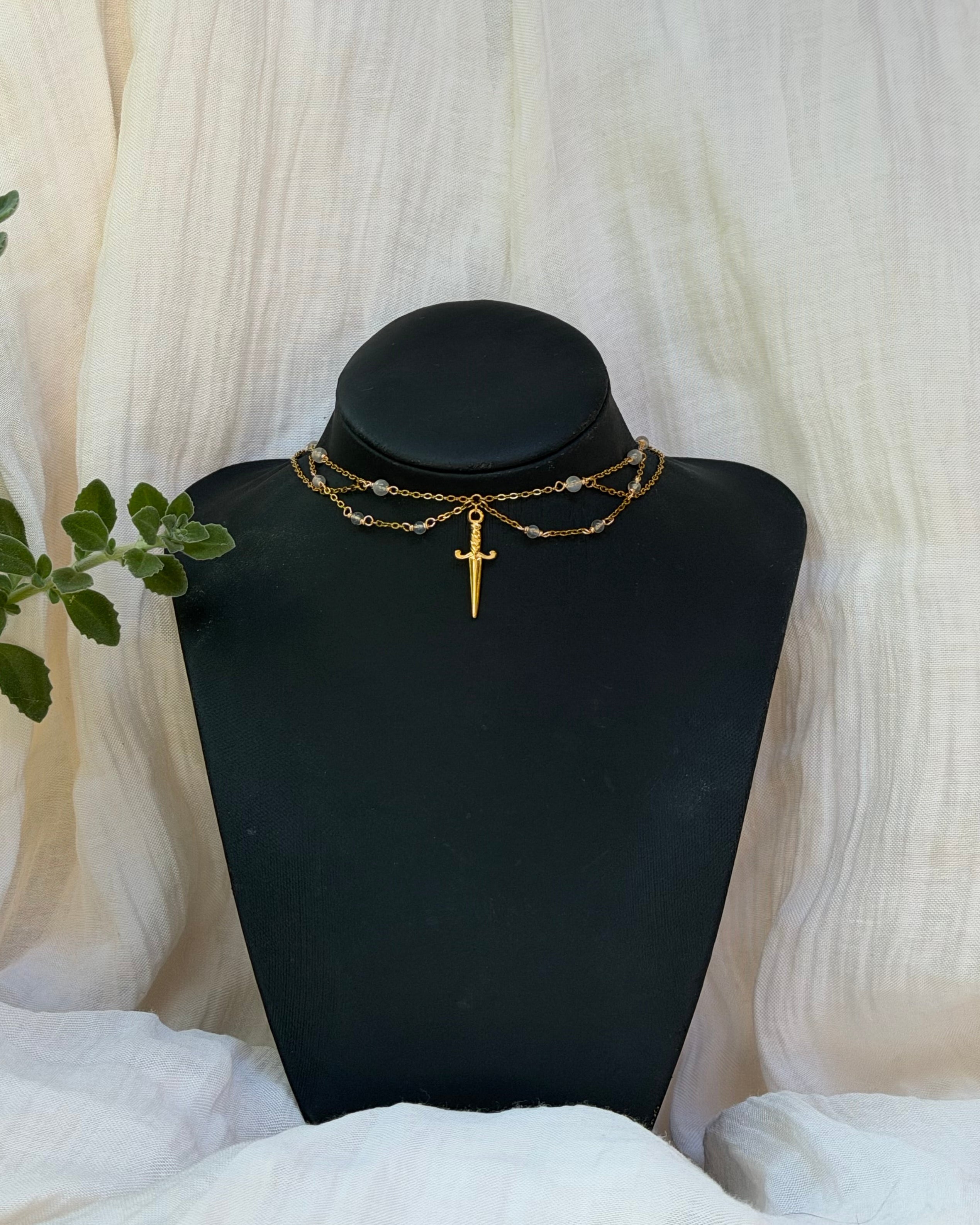 Collier Le Sang du Khal, perle de lune grise 3A, pendentif dague