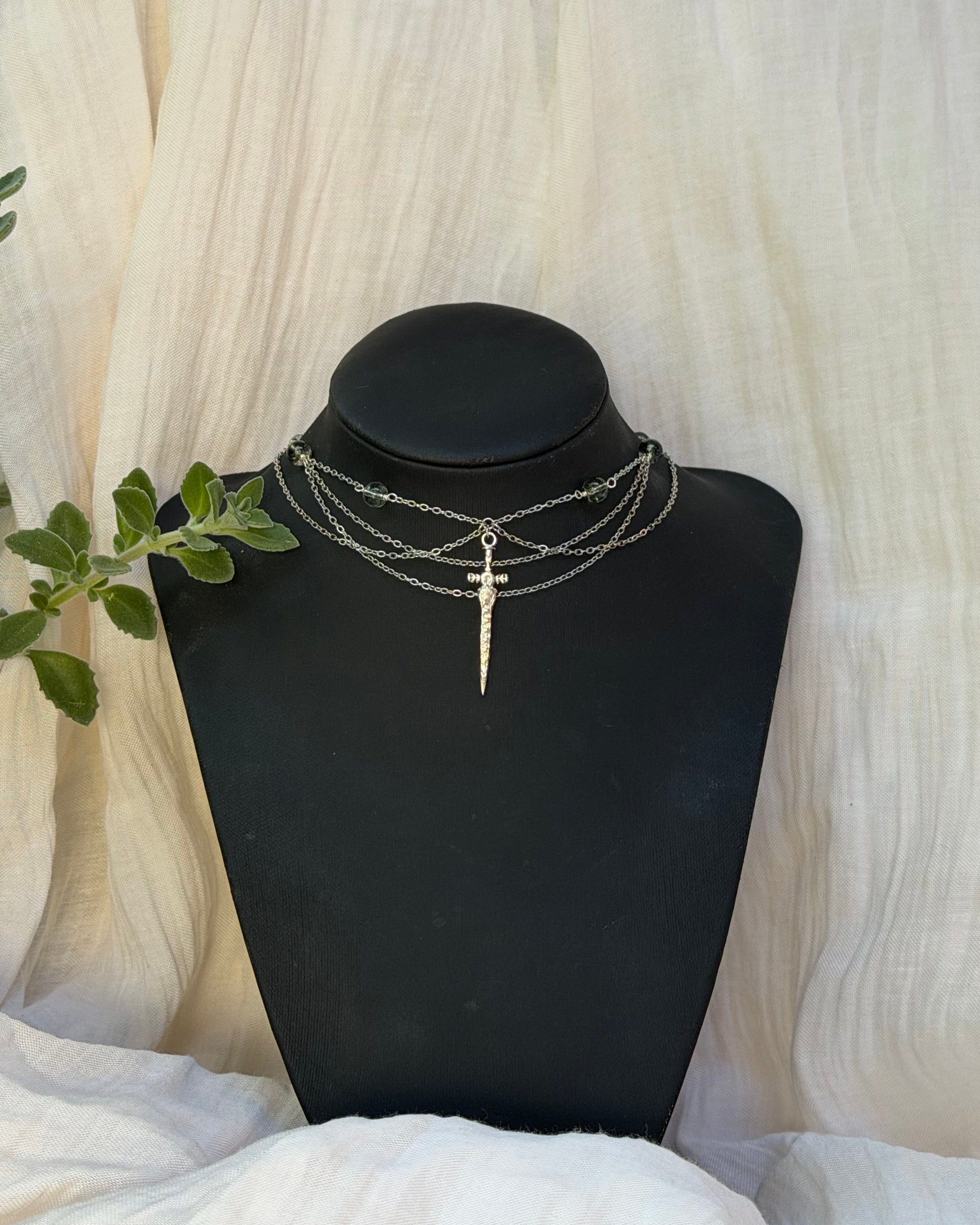 Collier Aiguille, version argenté, cristal fantôme vert, pendentif épée