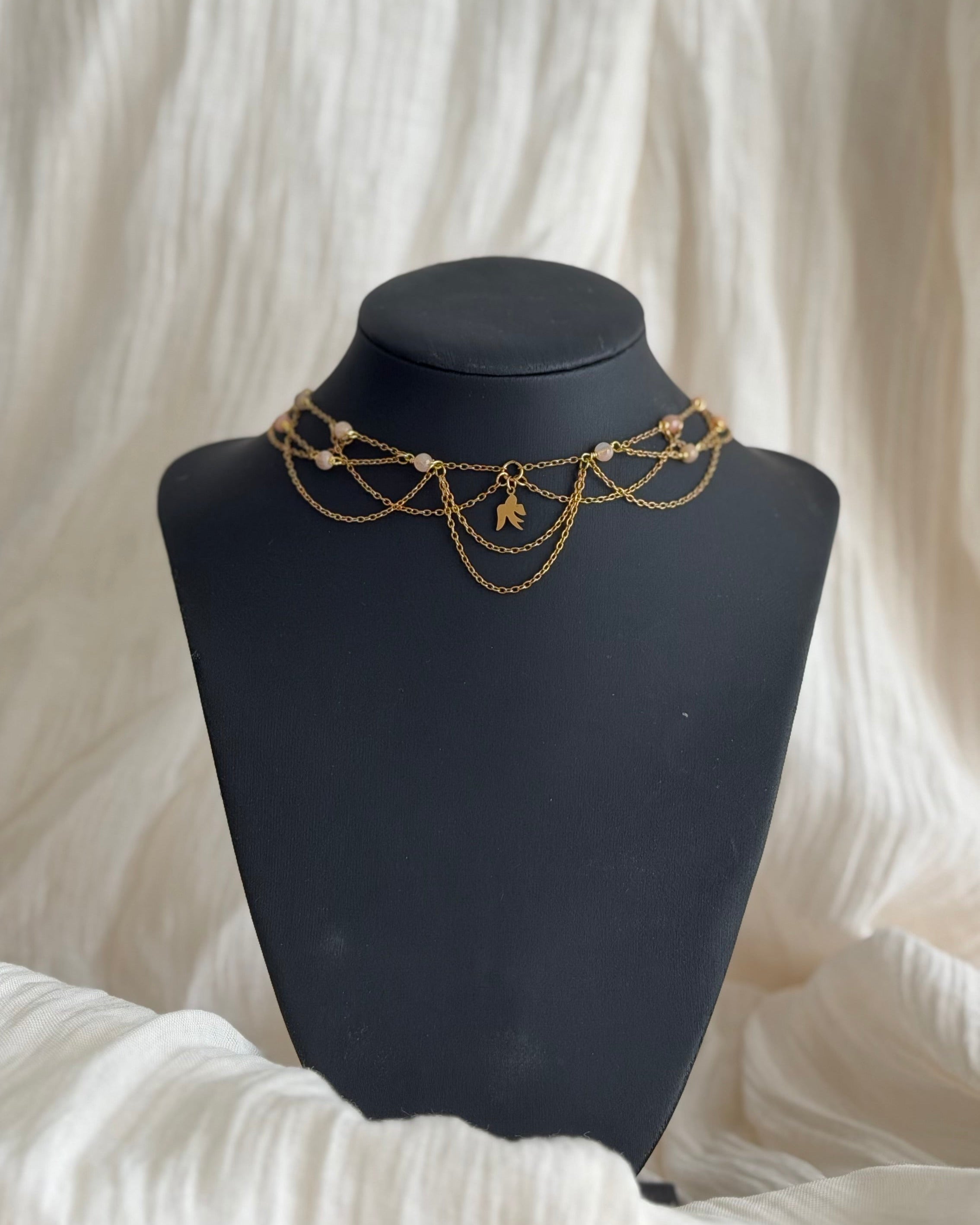 Collier Odette, pierre de lune orange 3A, pendentif hirondelle