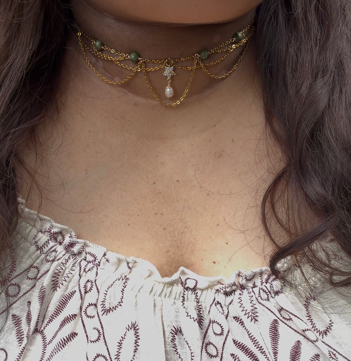 Collier Rosella, unique doré, jade canadien 3A, perle d'eau douce A, pendentif fleur laiton doré à l’or fin 18K et zircon