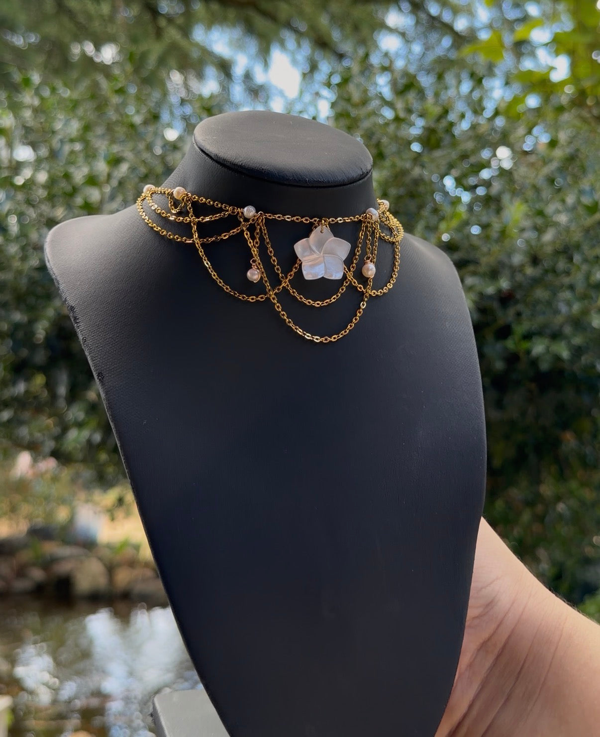 Collier Tahiti, unique doré, perle d’eau douce, pendentif fleur de tiaré en nacre naturelle