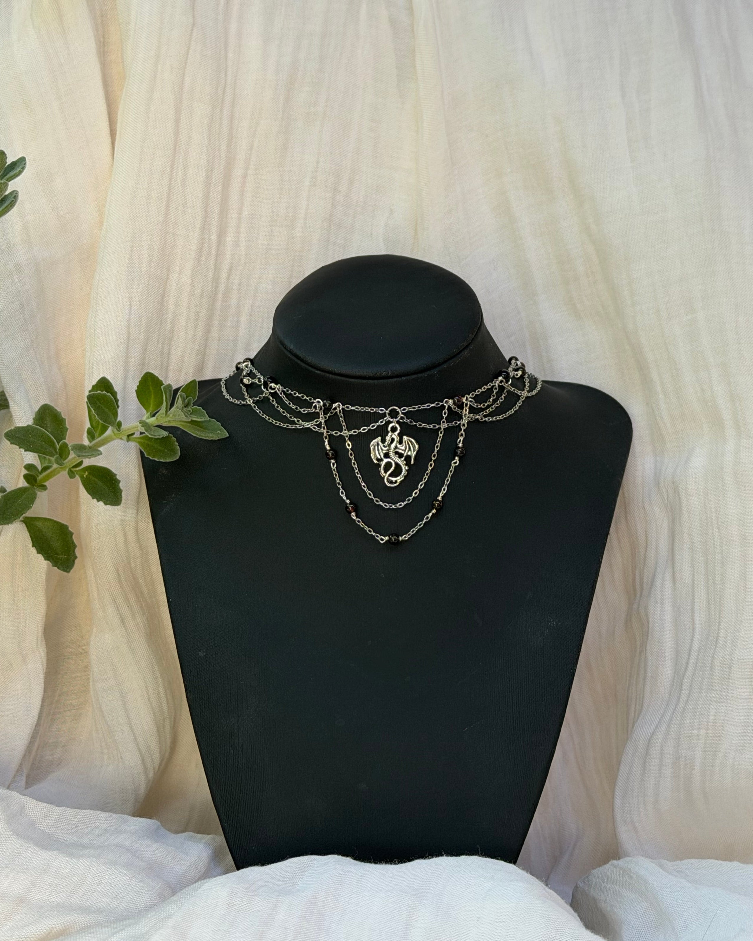 Collier Le Serment de Rhaenyra, grenat 1A, obsidienne noire, pendentif dragon