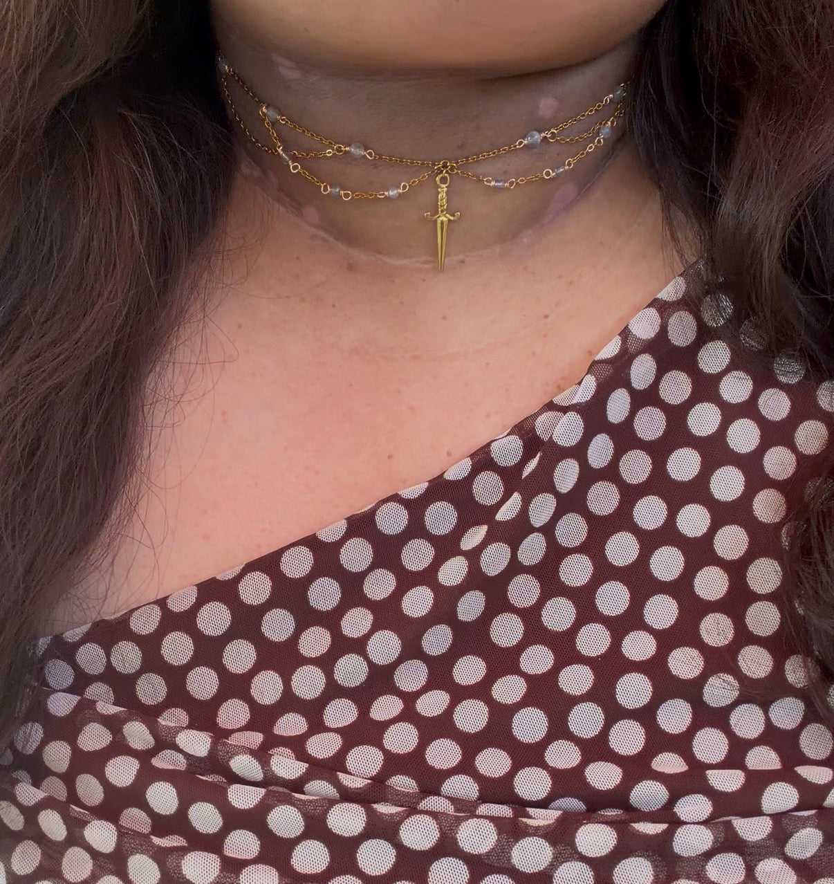 Collier Le Sang du Khal, perle de lune grise 3A, pendentif dague