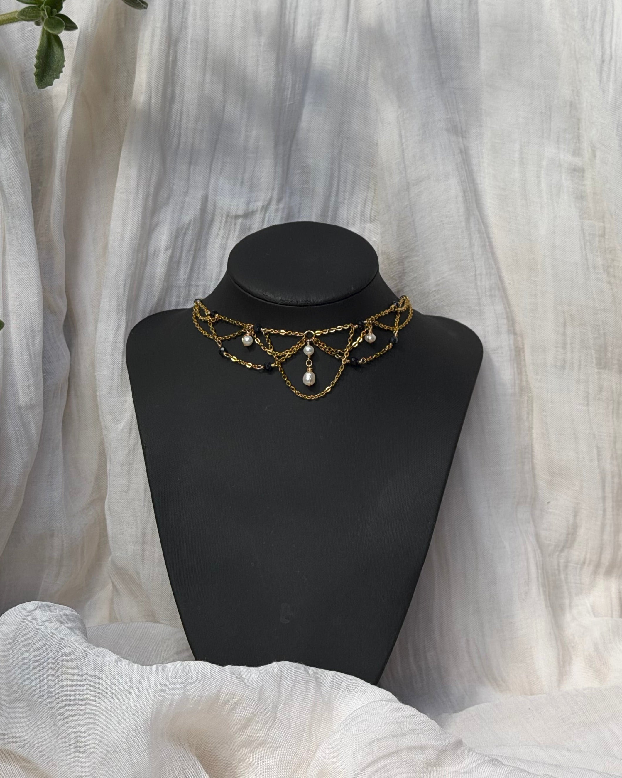 Collier Diane, unique doré, saphir, perles d'eau douce A et AA