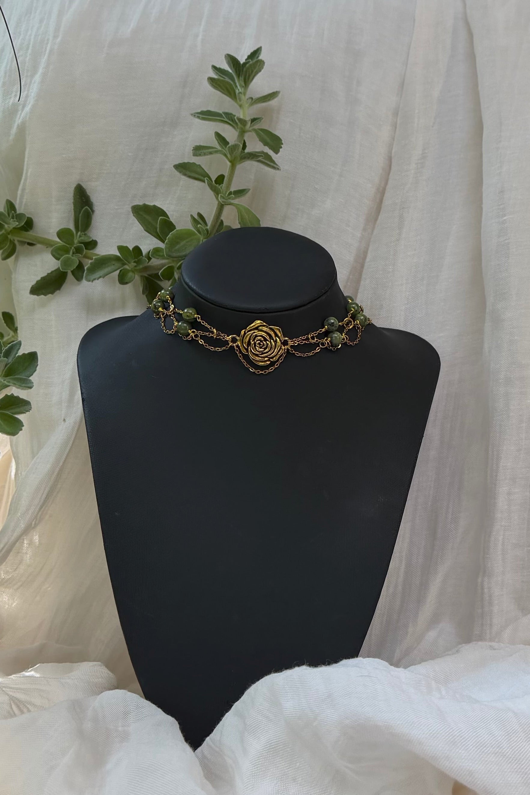 Collier Le Jardin des Roses, version doré, jade canadien 3A, pendentif rose