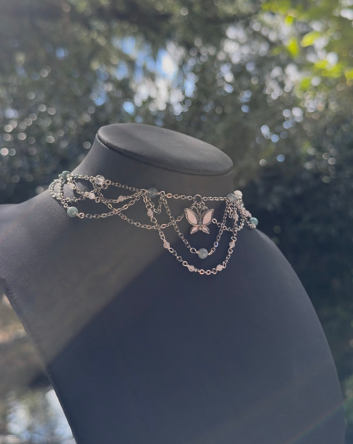 Collier Emily, unique argenté, cristal de roche 3A, aigue-marine, perle de lune blanche AA, pendentif papillon nacre