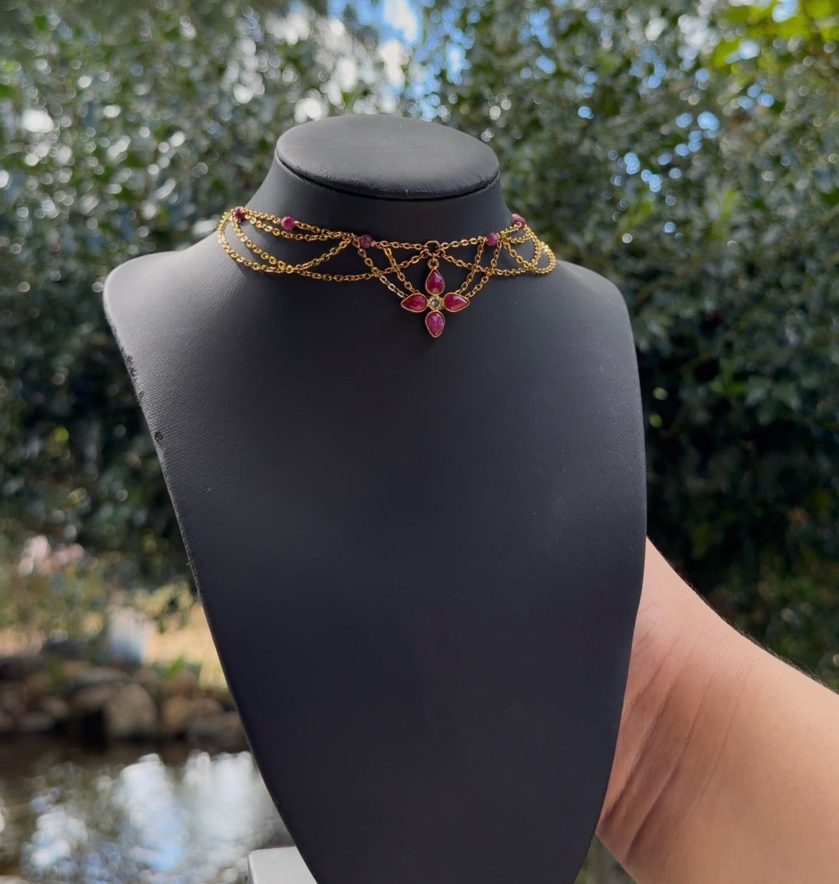 Collier rubis, unique doré, rubis, pendentif imitation rubis et zircon
