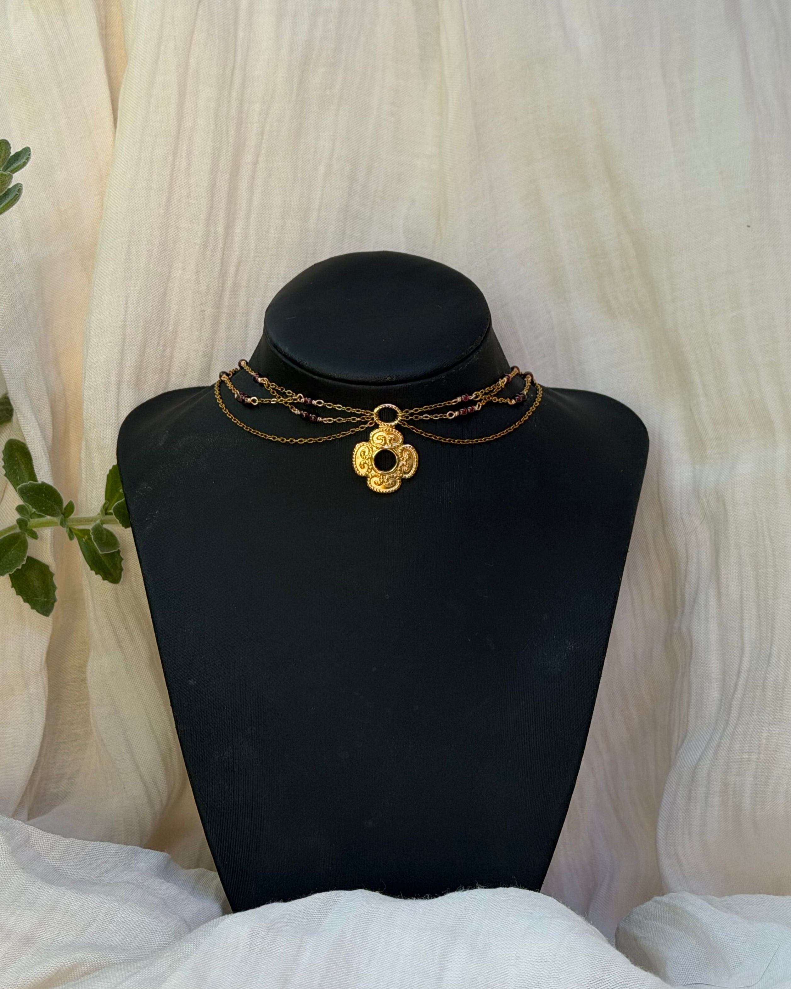Collier La Reine Lionne, grenat 7A, pendentif trèfle ajouré