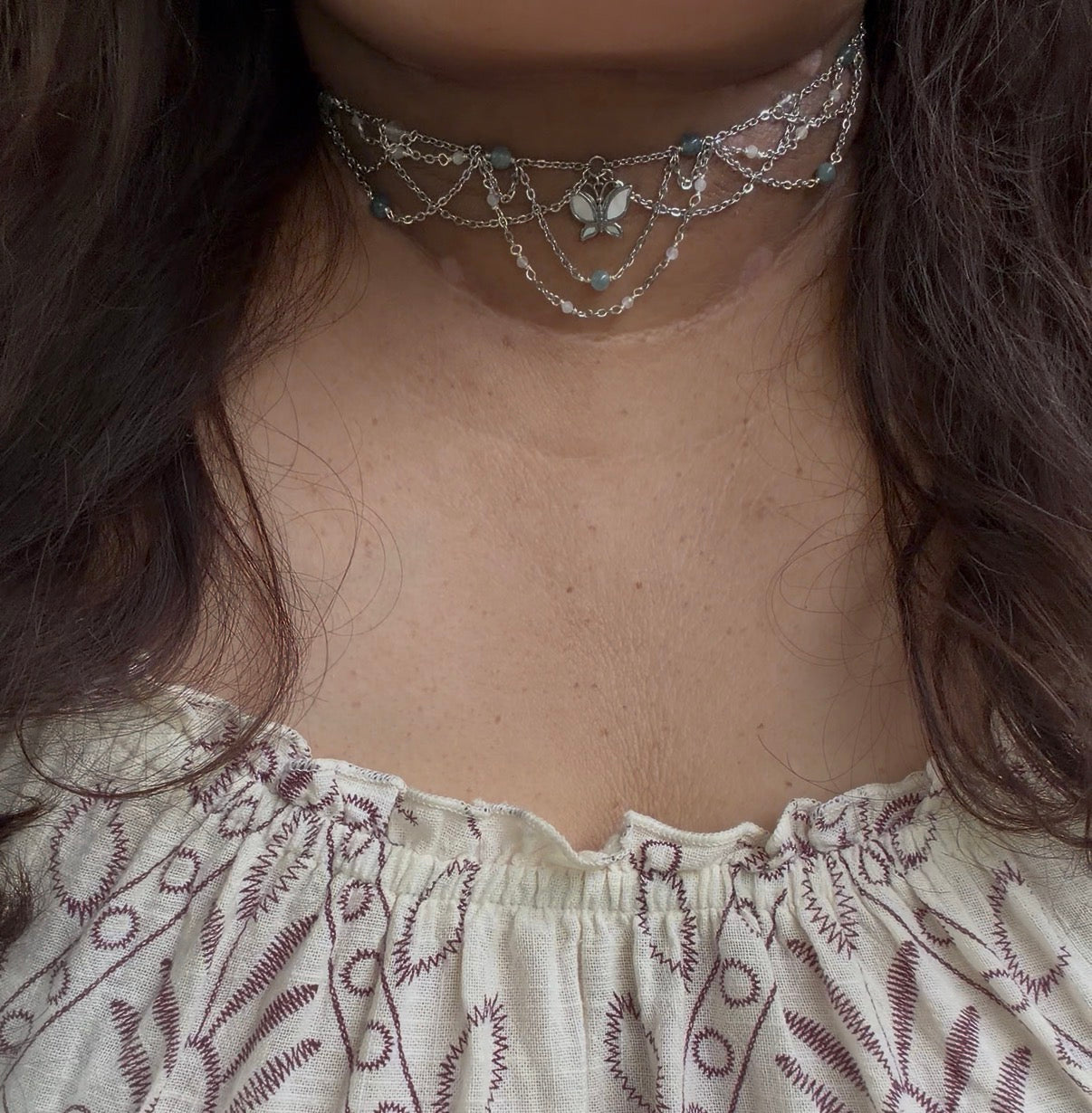 Collier Emily, unique argenté, cristal de roche 3A, aigue-marine, perle de lune blanche AA, pendentif papillon nacre