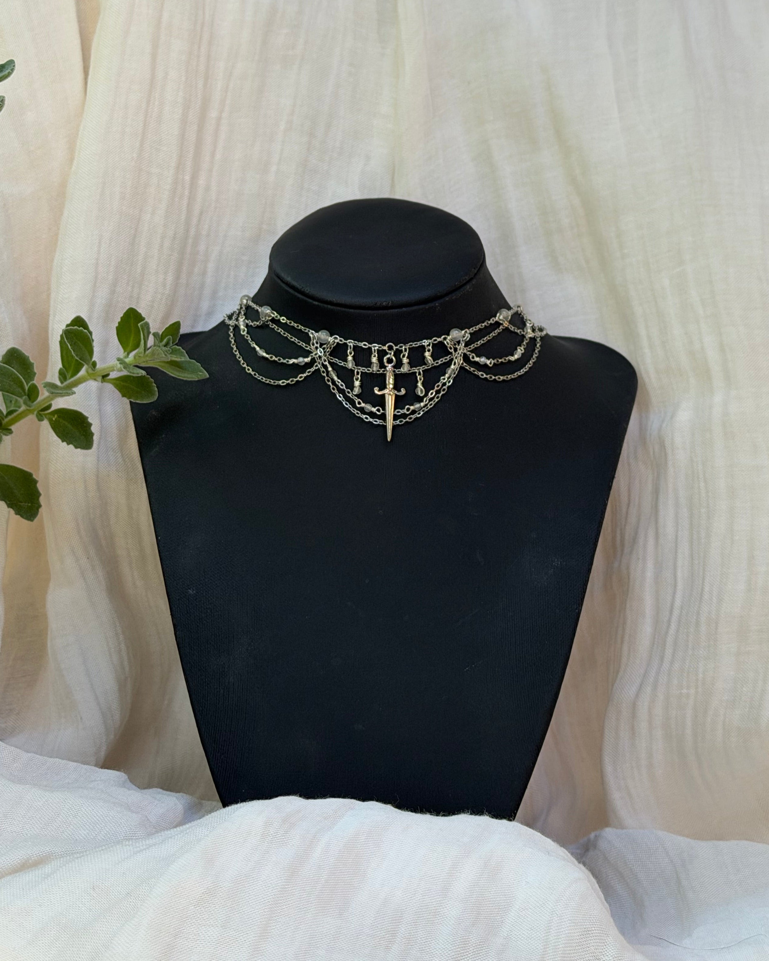 Collier La Lame du Nord, perle de lune grise 3A et 7A, pendentif dague