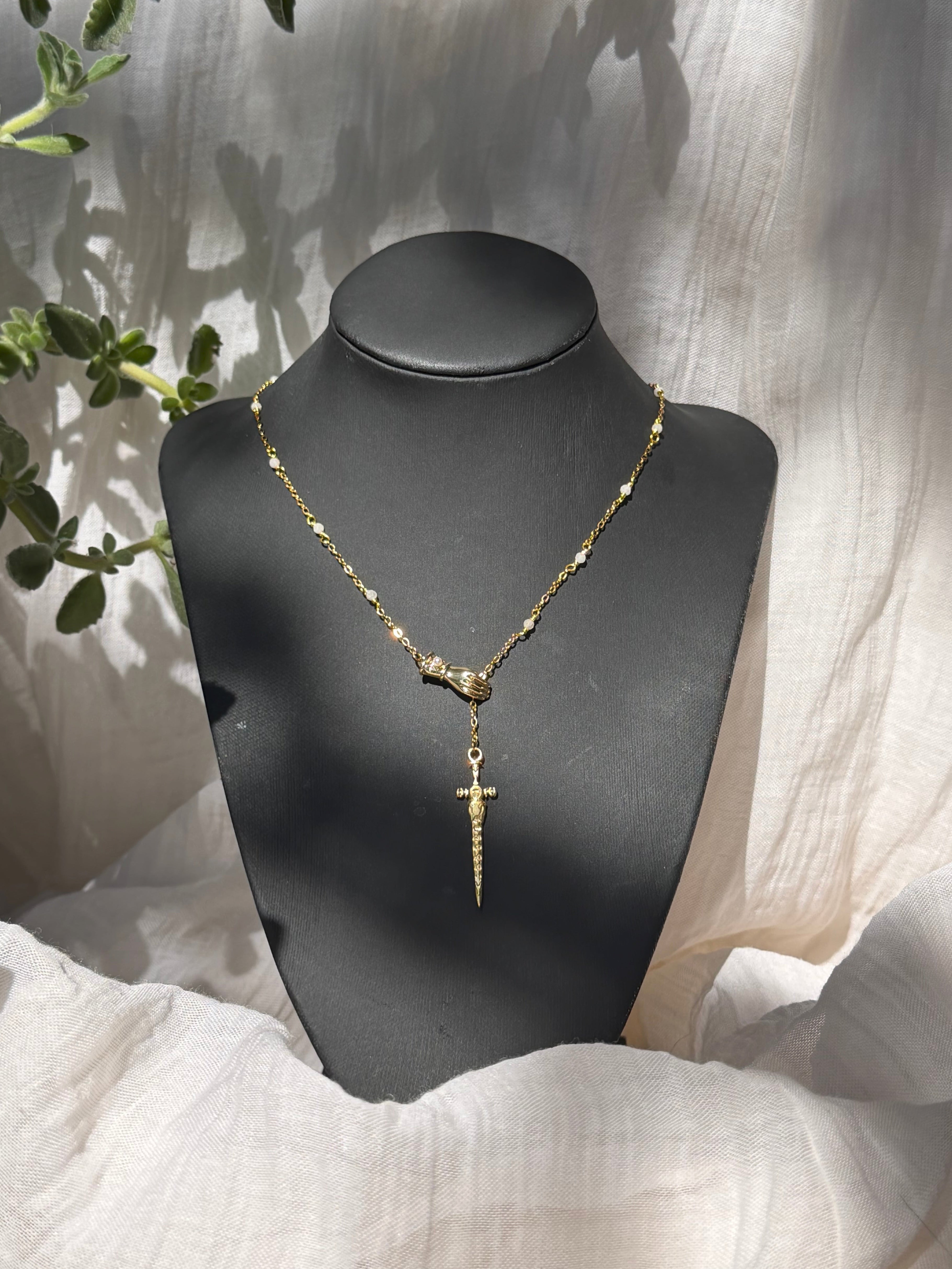 Collier Jaime version doré, perle de lune AA, pendentif main 14k et épée