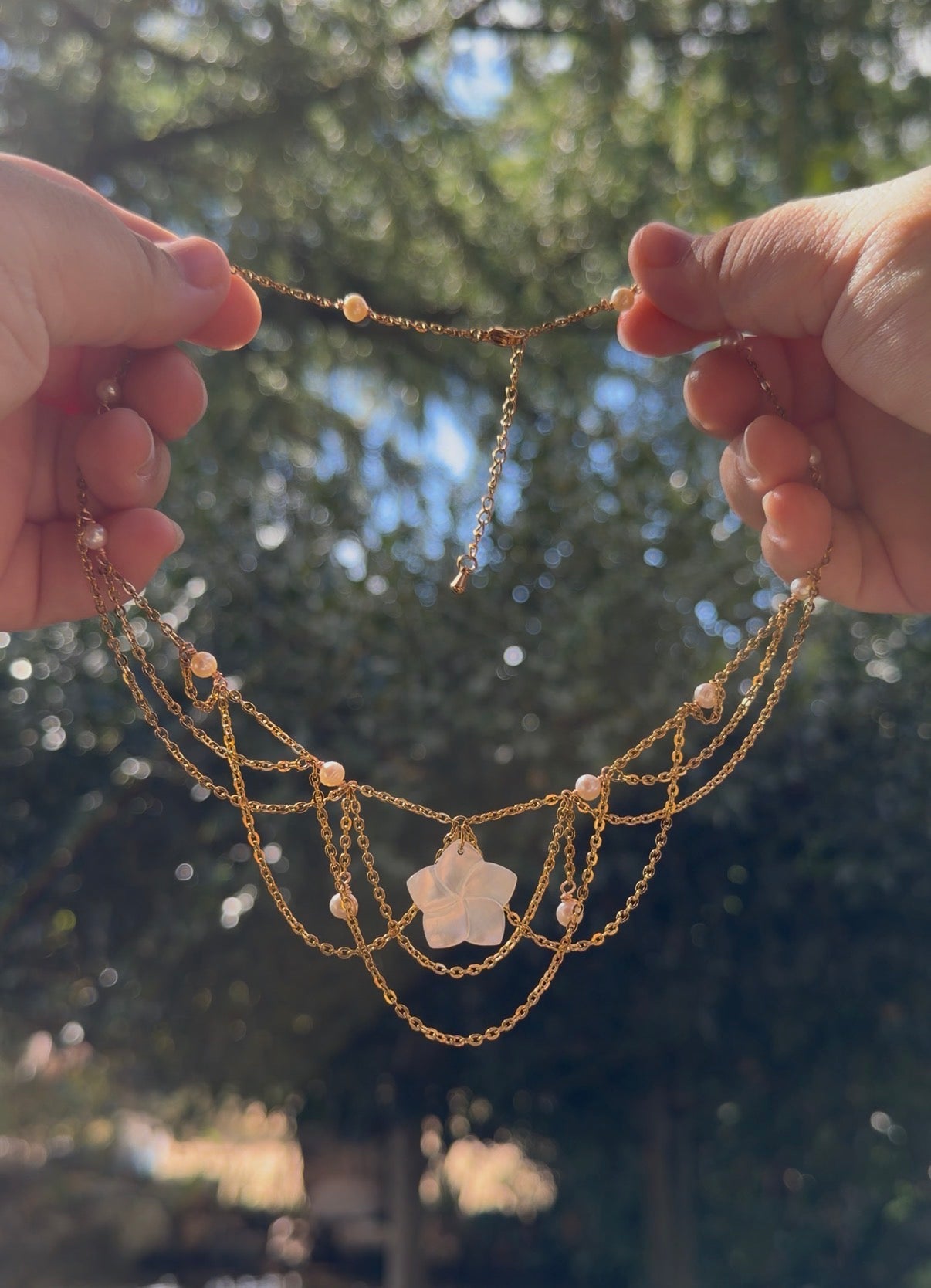 Collier Tahiti, unique doré, perle d’eau douce, pendentif fleur de tiaré en nacre naturelle