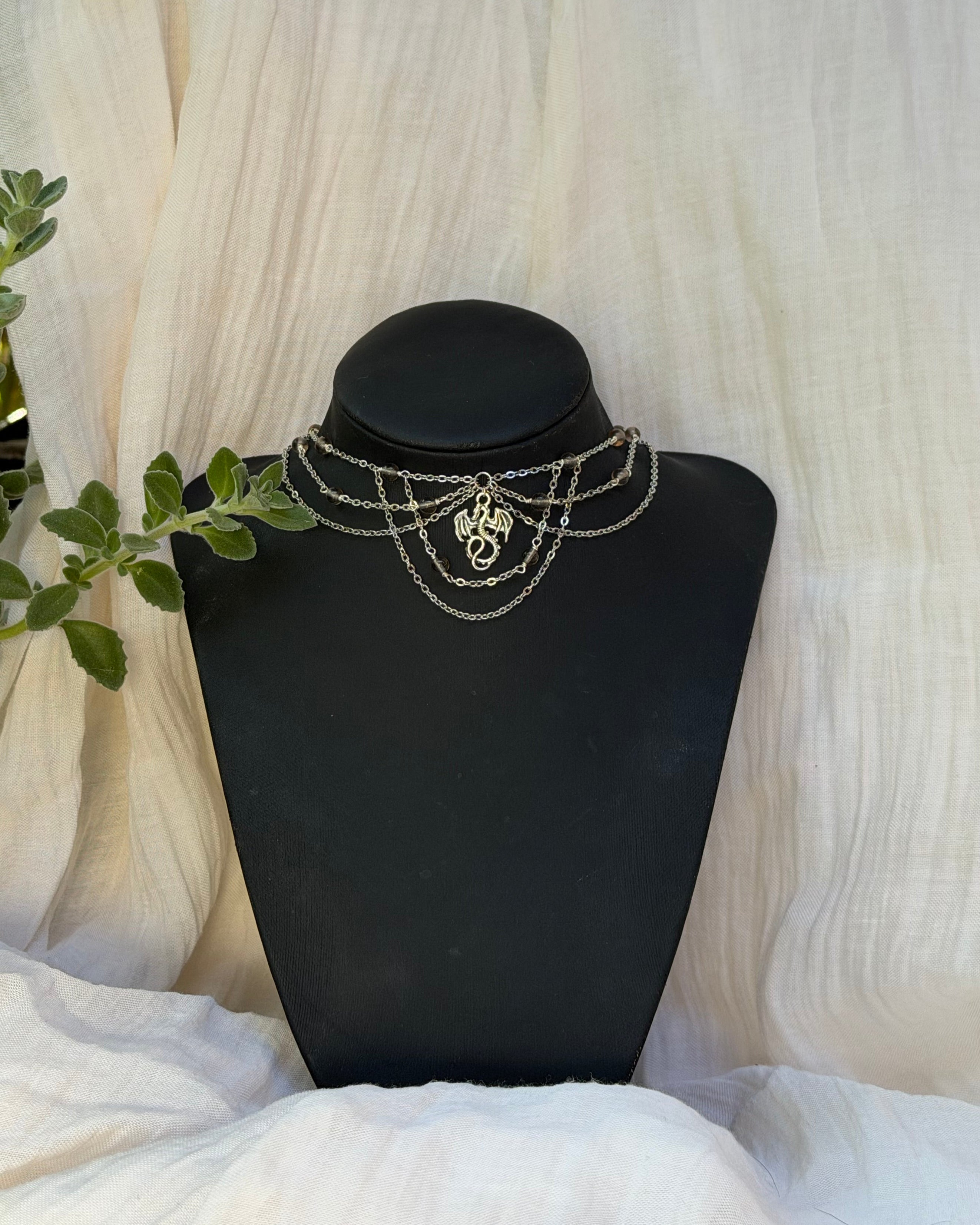Collier La Reine Noire, Obsidienne de glace, pendentif dragon