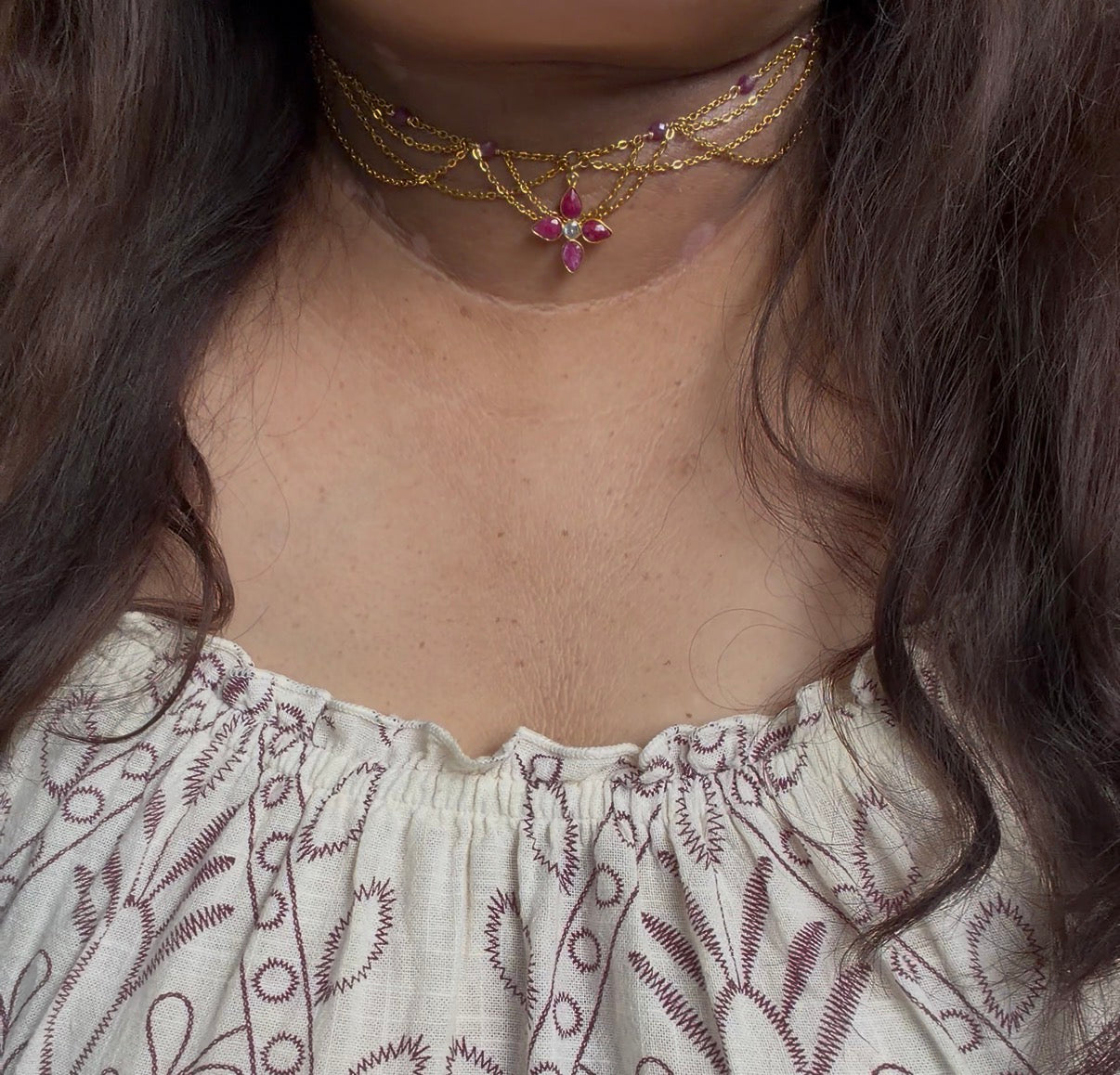 Collier rubis, unique doré, rubis, pendentif imitation rubis et zircon
