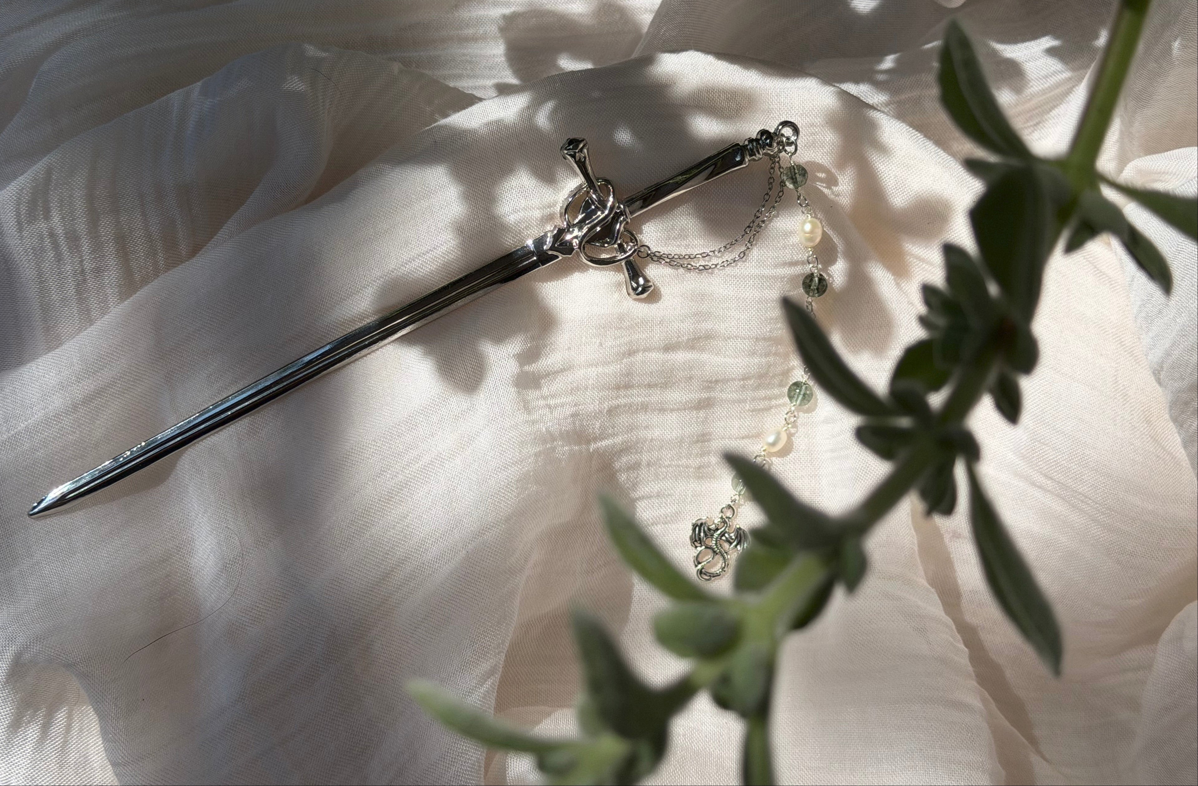 Pic à cheveux L'Épée de Valyria, unique argenté, cristal fantôme vert, perle d'eau douce AA, pendentif dragon