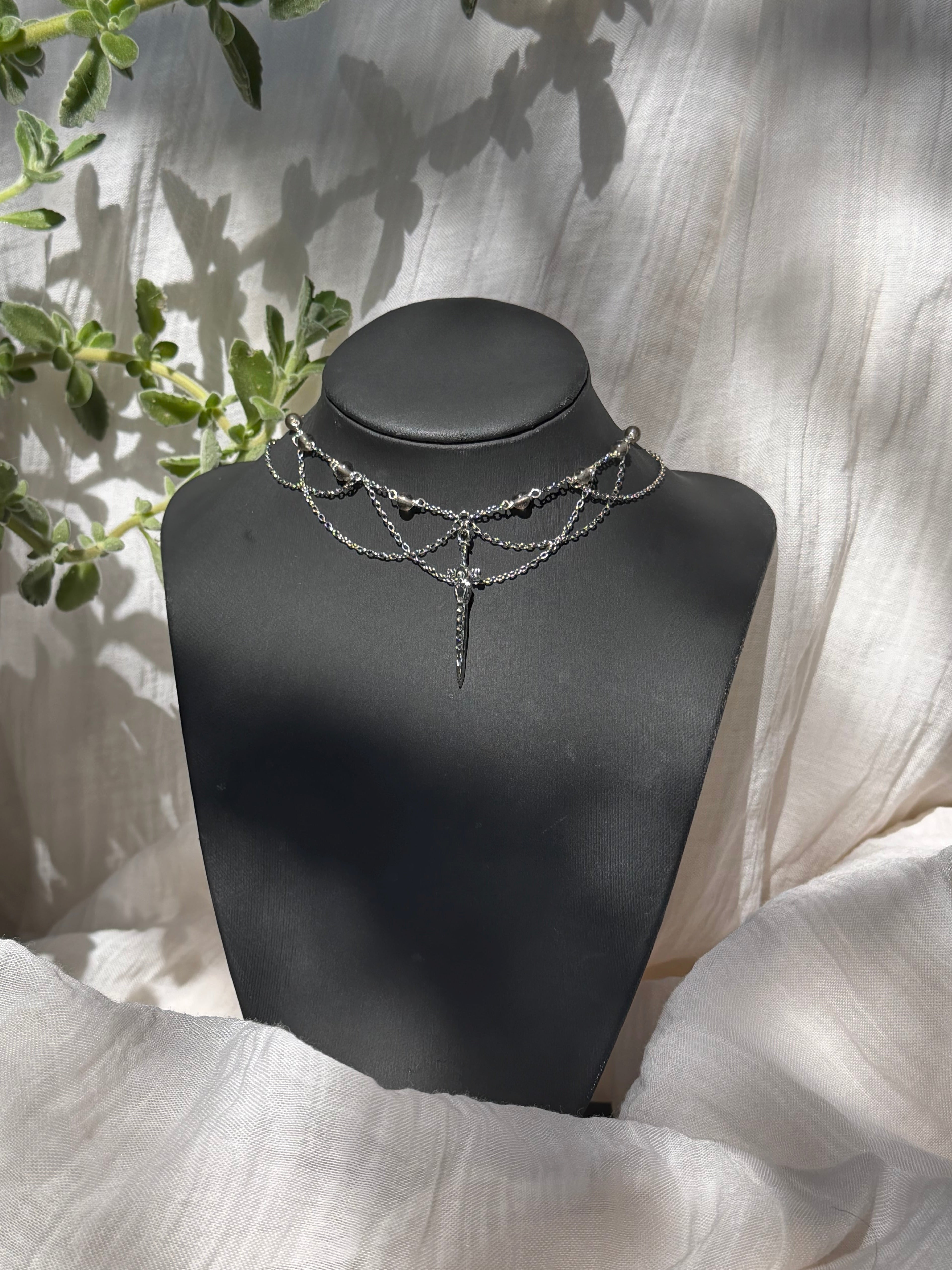 Collier La Lame et l’Honneur, version argenté, obsidienne de glace, pendentif épée
