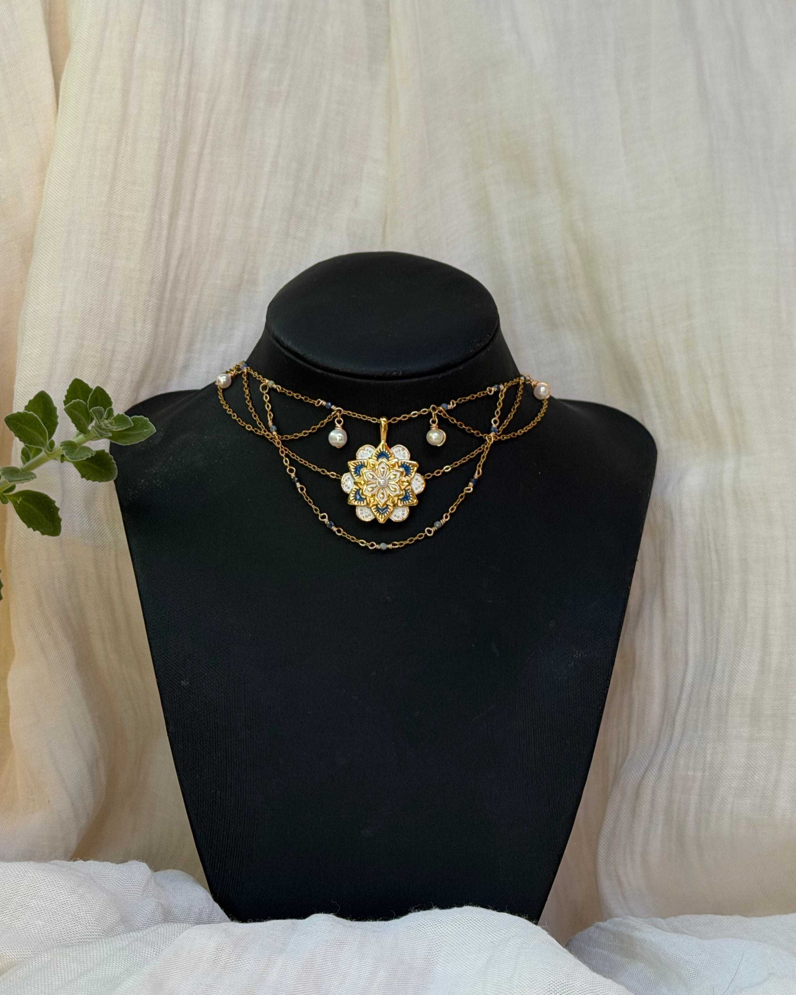 Collier Saphir de Hightower, lapis lazuli, perle d'eau douce, pendentif mandala fleur