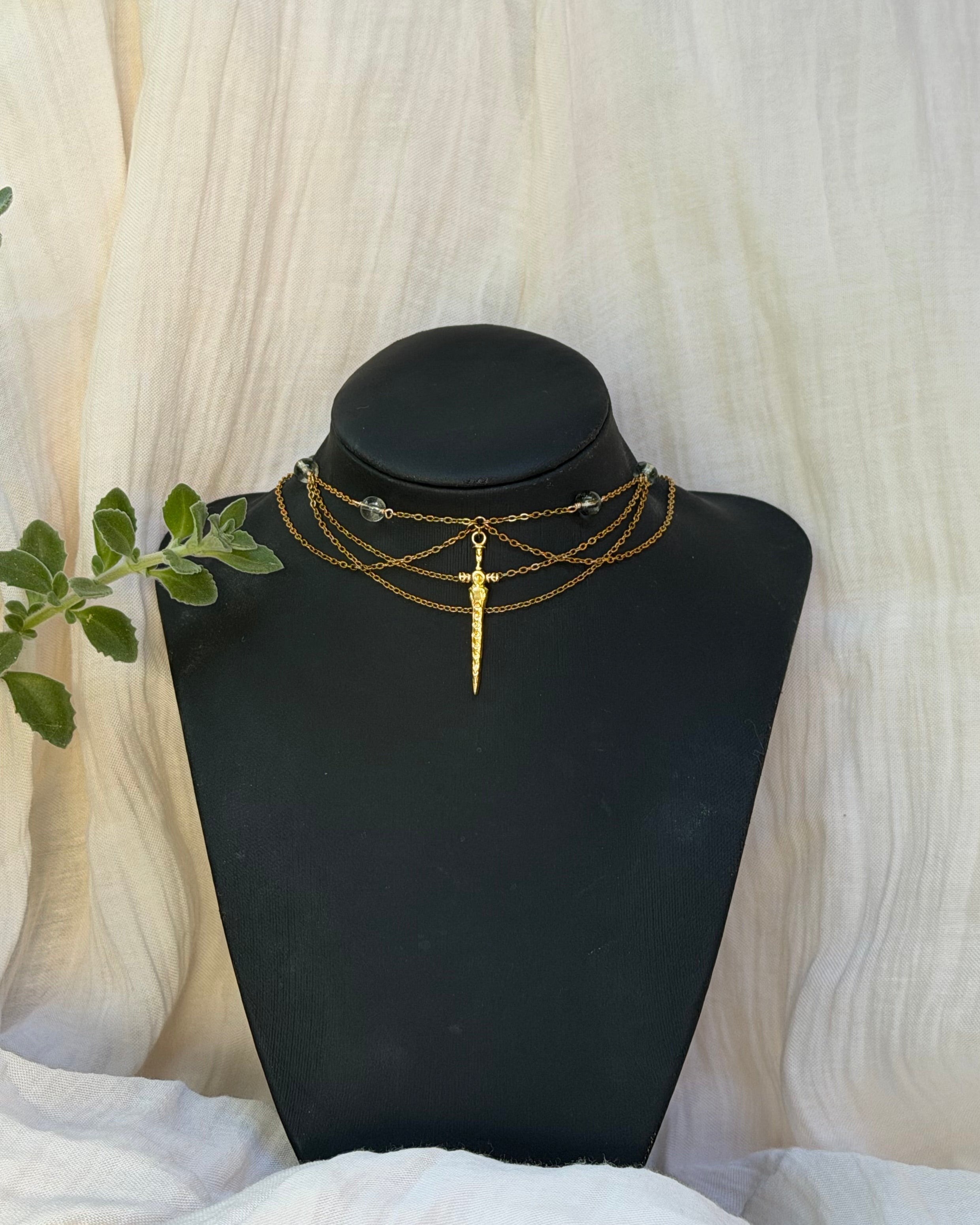 Collier Aiguille version doré, cristal fantôme vert, pendentif épée