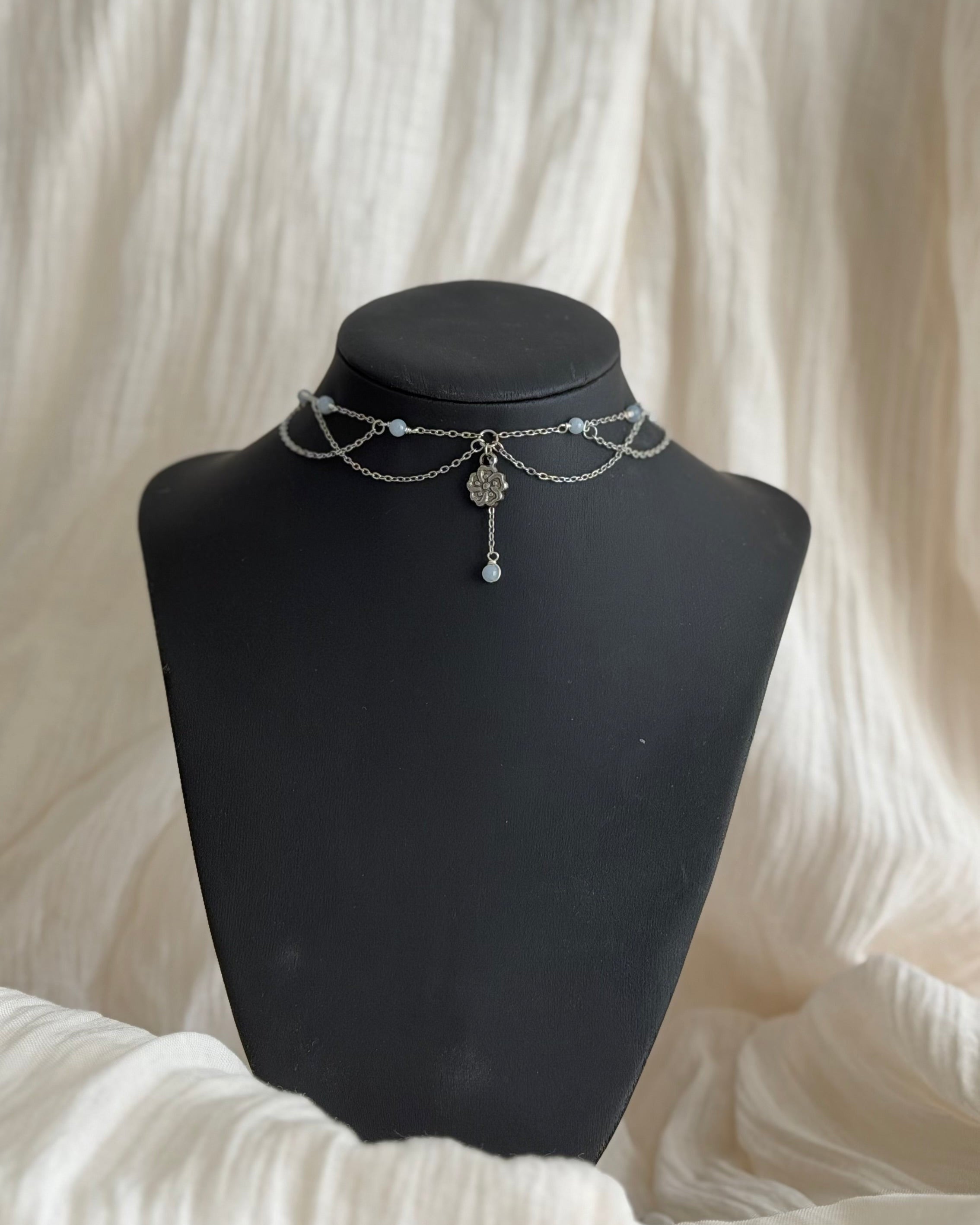 Collier Erika, angélite, pendentif fleur