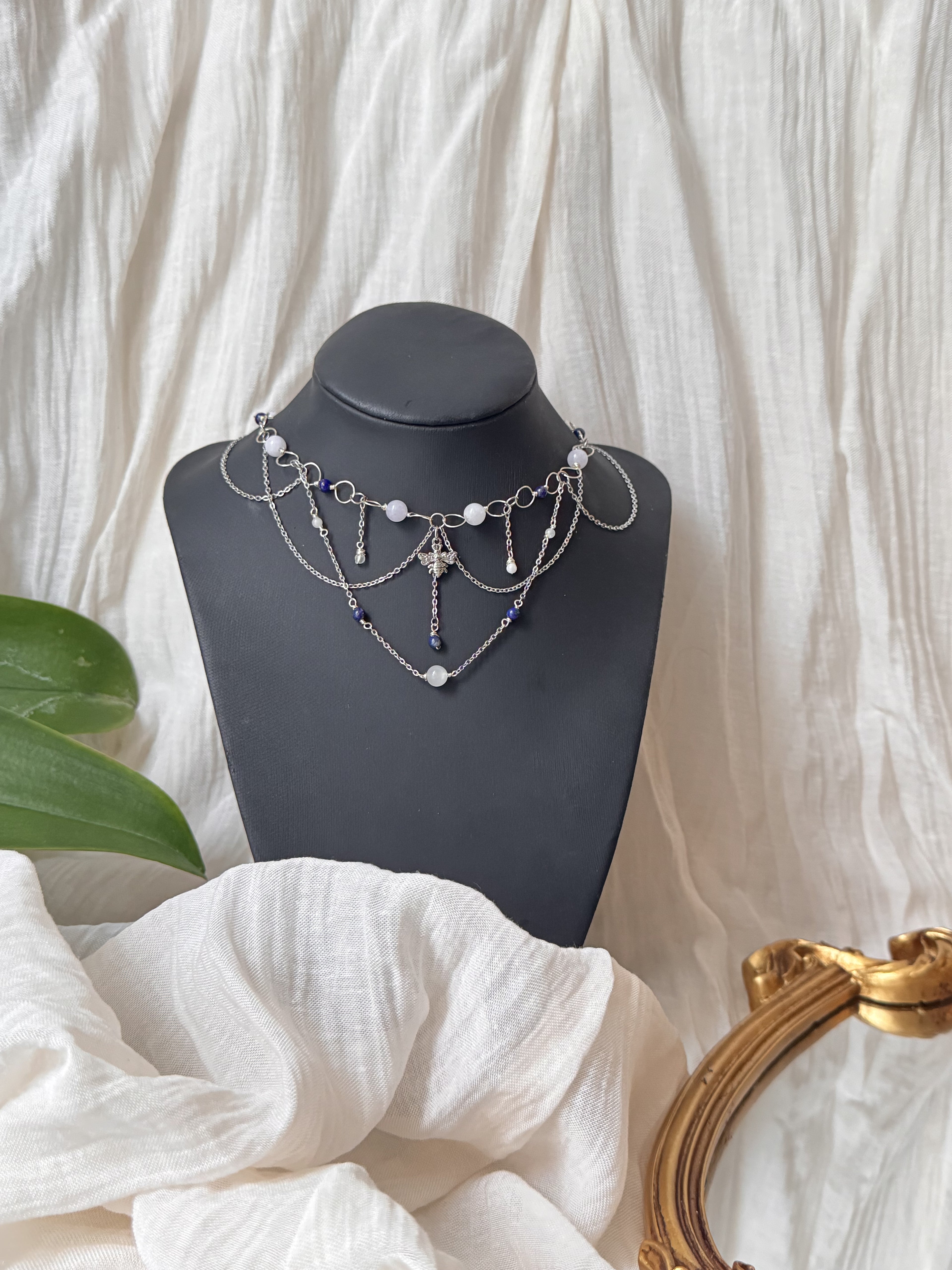 Collier Éloïse Calcédoine, Pierre de Lune Lapis Lazuli, pendentif abeille