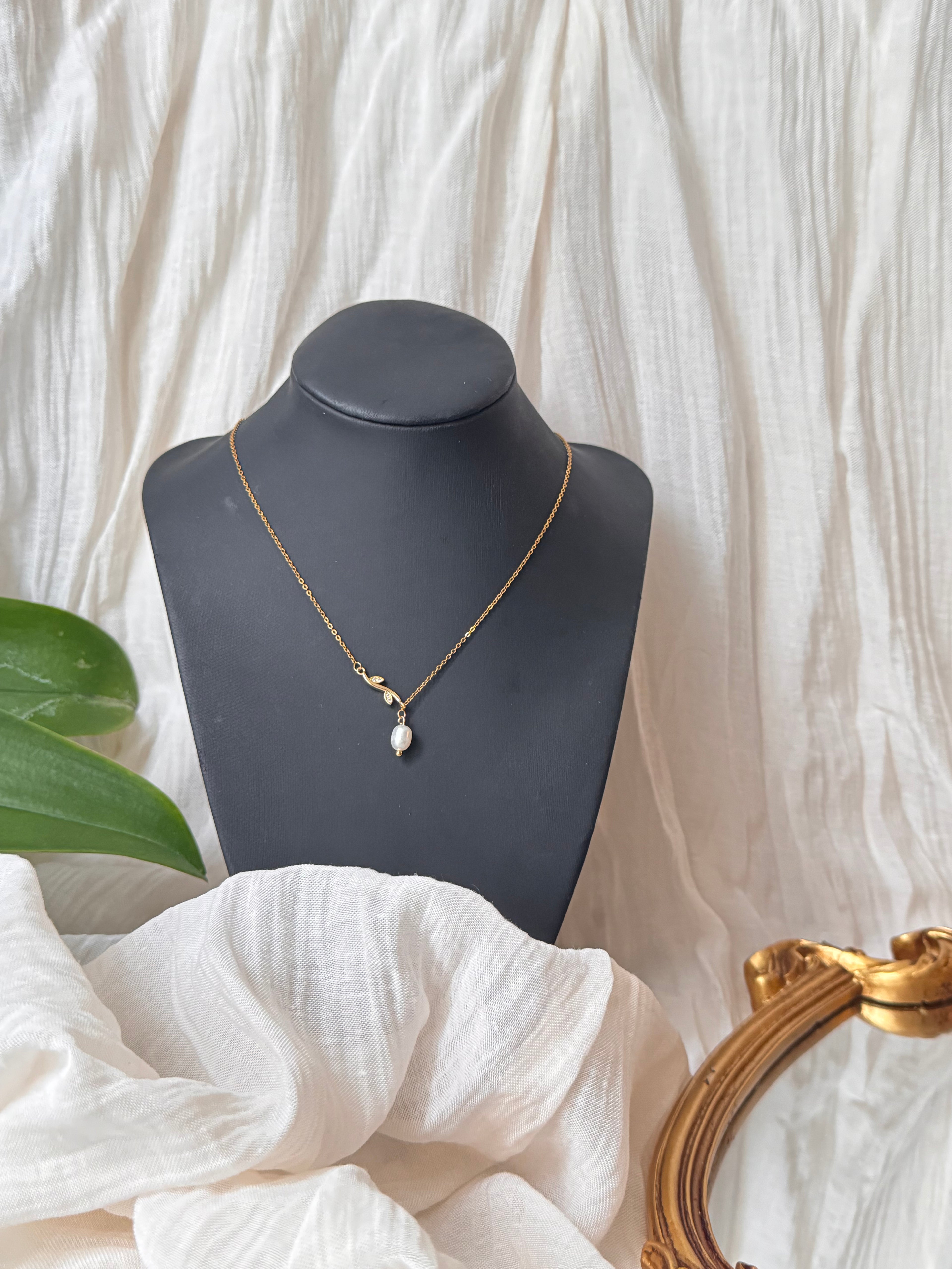 Collier Daphnée Perles d’eau douce 2A et pendentif feuille zircon