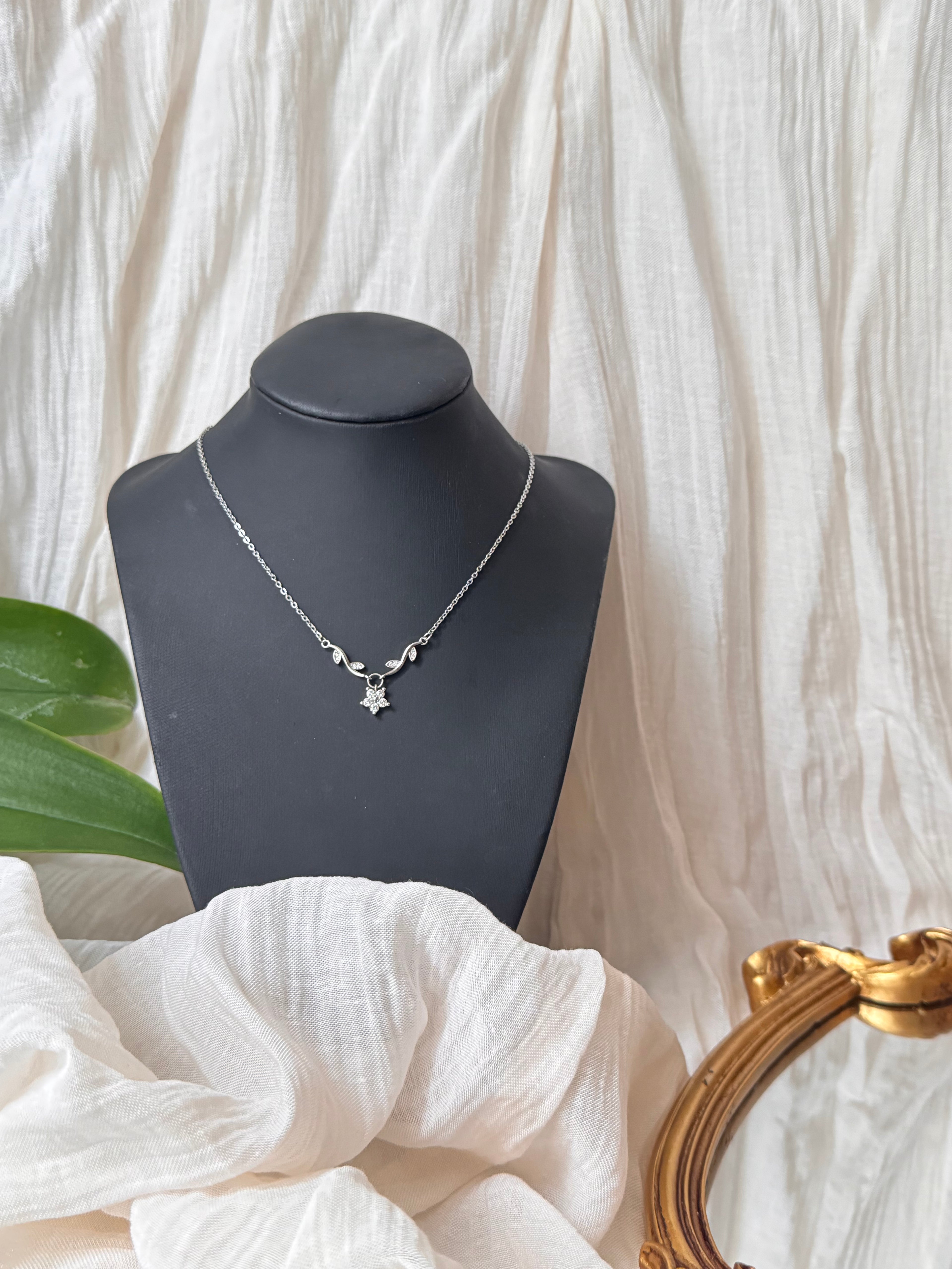 Collier La Fleur de Minuit Pendentif feuilles et fleur zircon